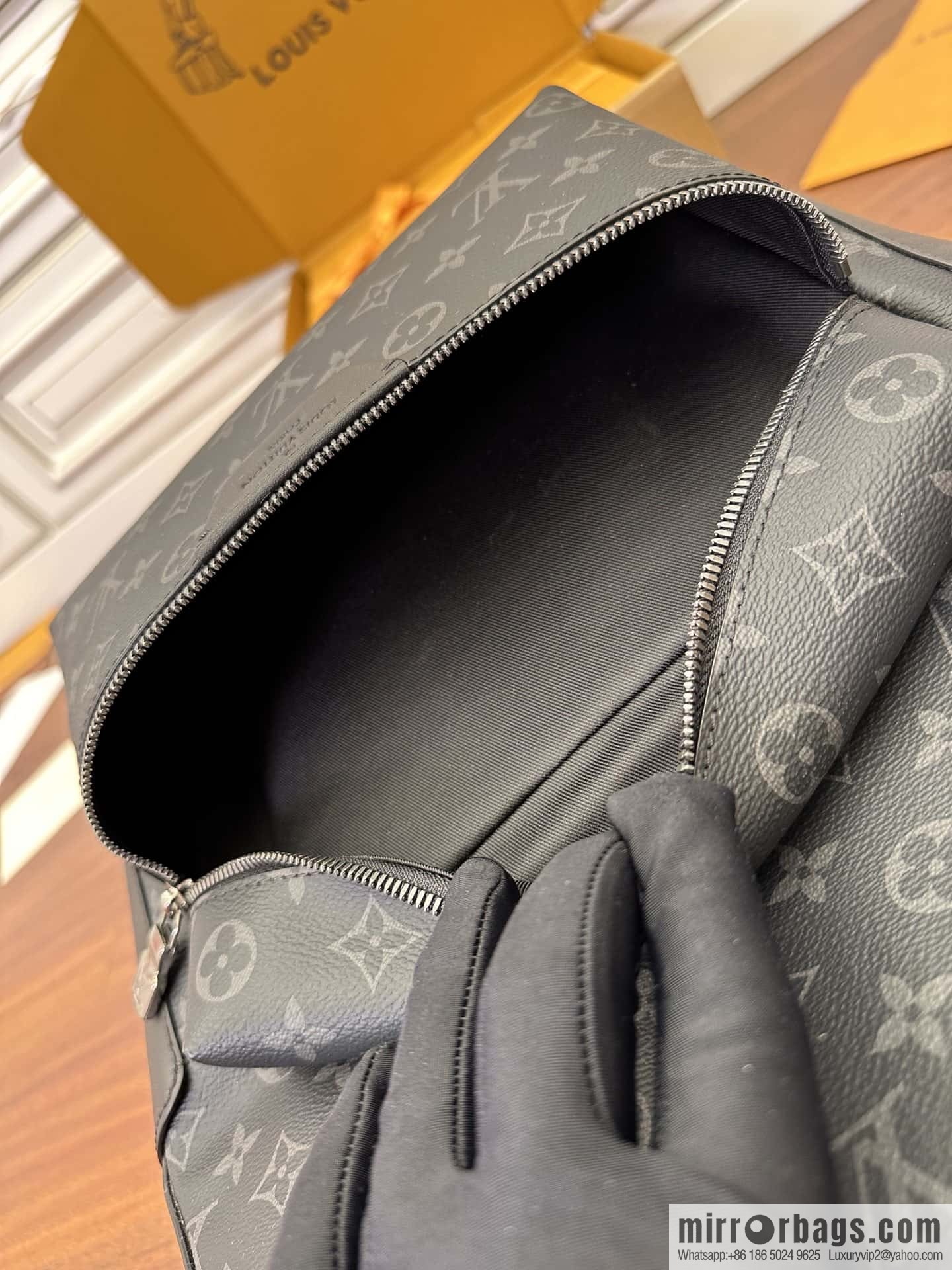LV M22558 DISCOVERY S backpack