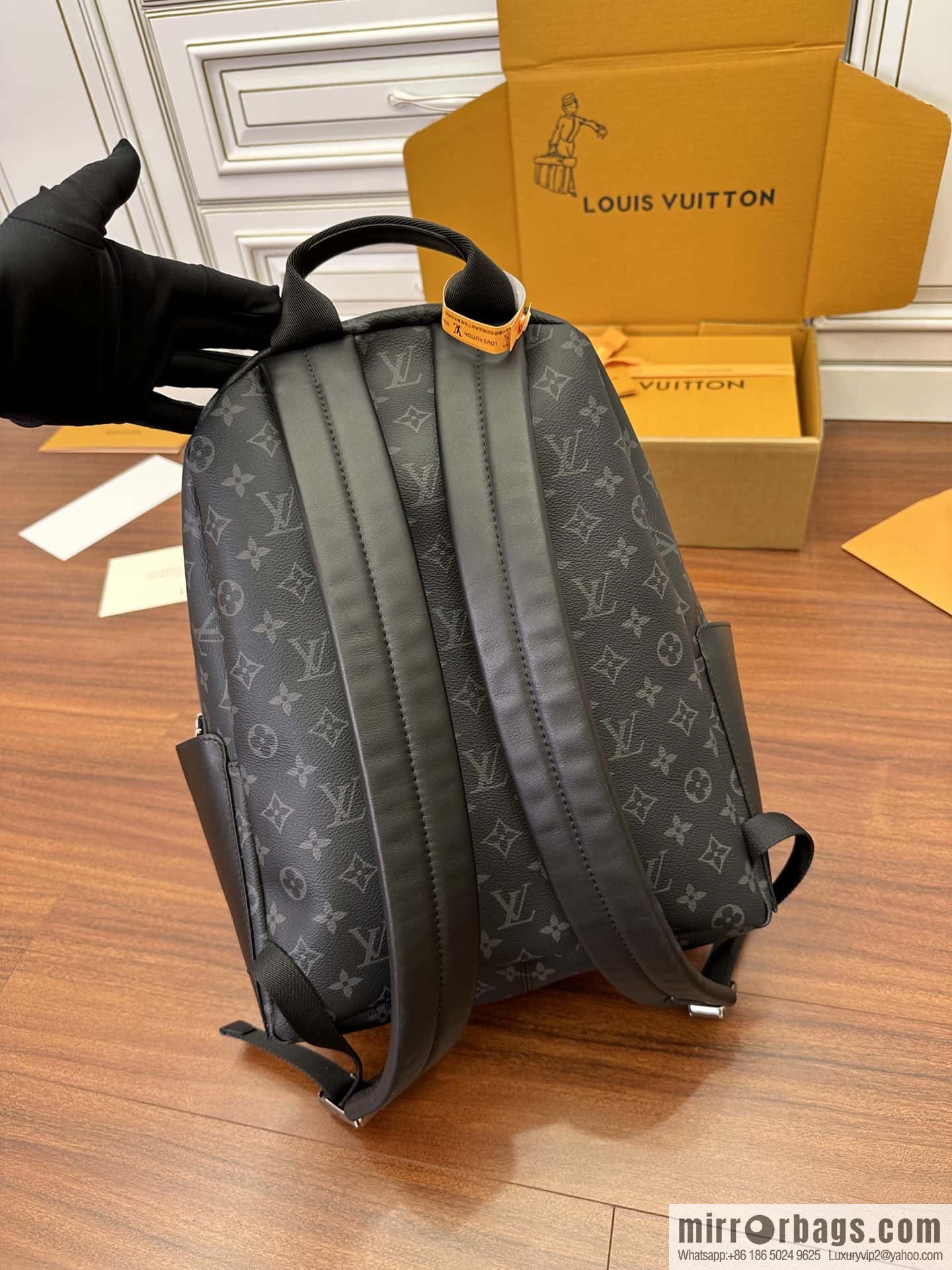 LV M22558 DISCOVERY S backpack