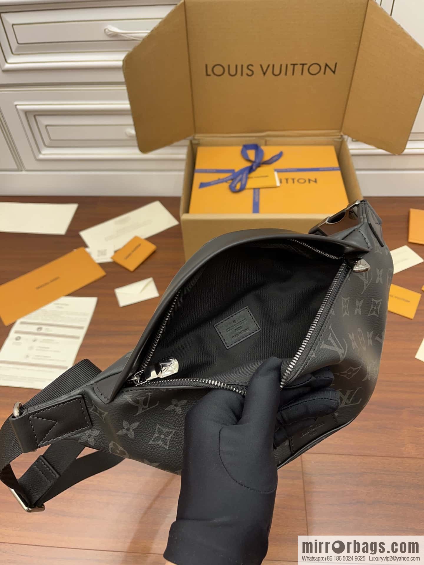 LV M46035 DISCOVERY Small fanny pack