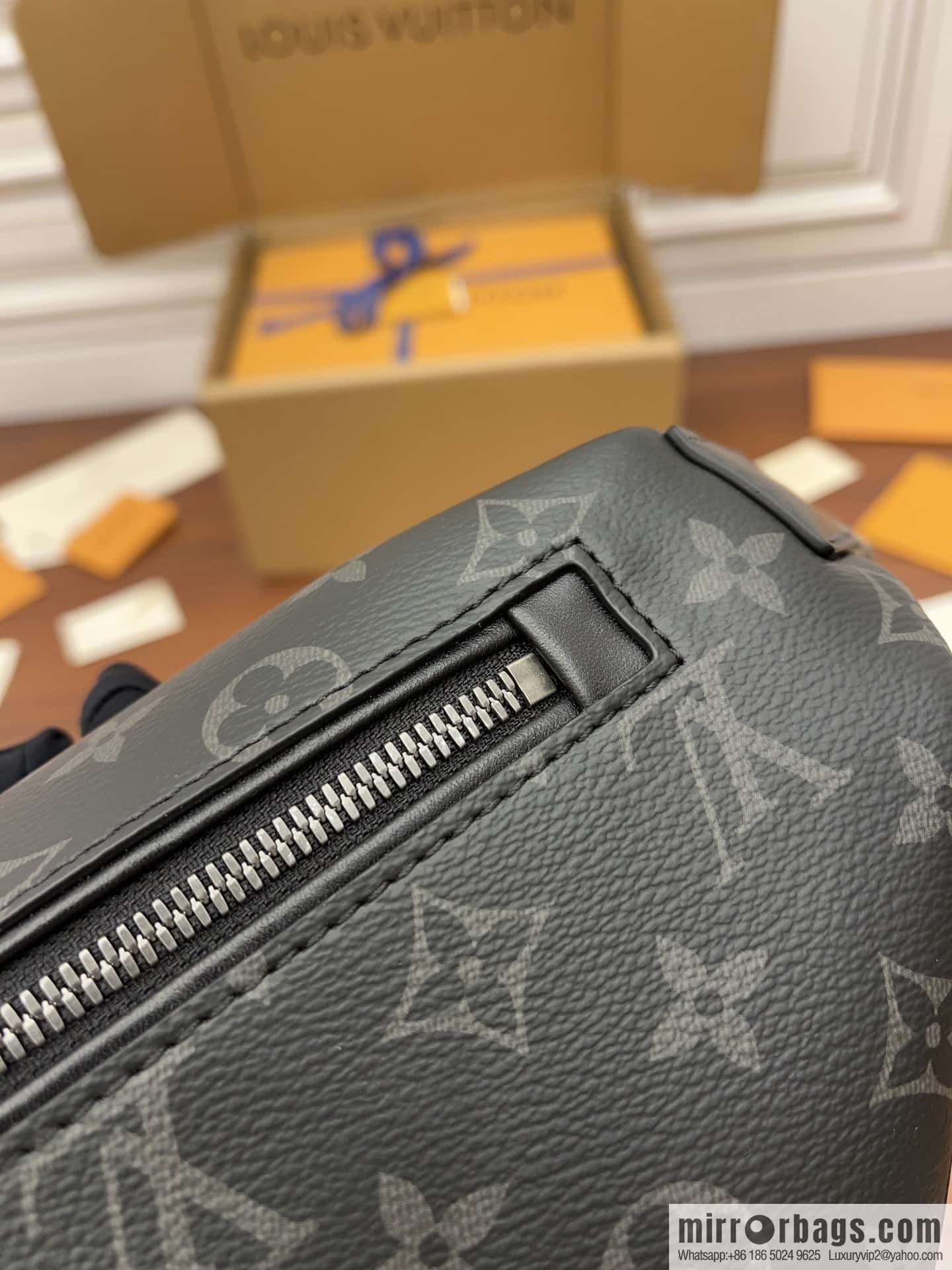 LV M46035 DISCOVERY Small fanny pack