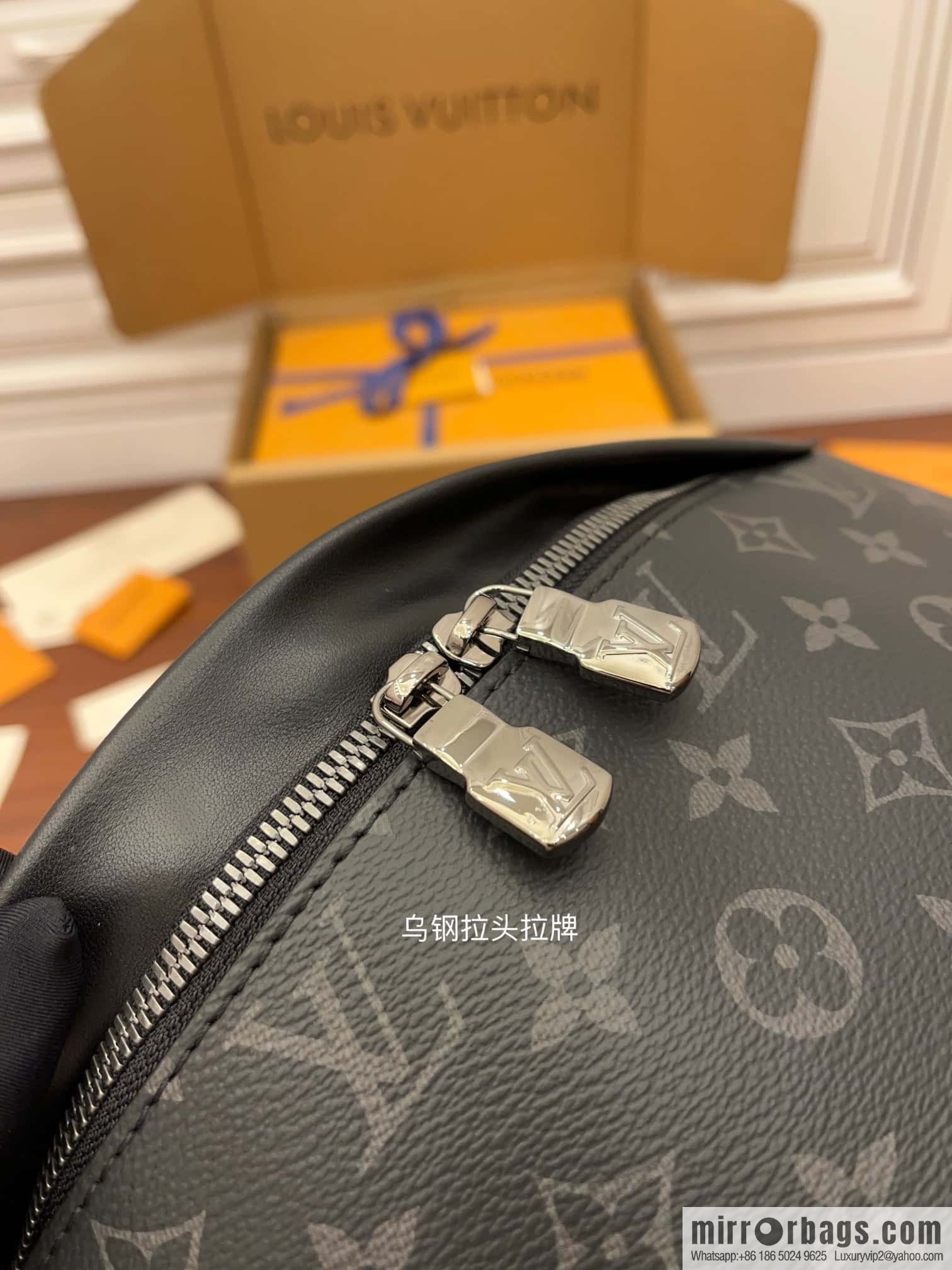 LV M46035 DISCOVERY Small fanny pack