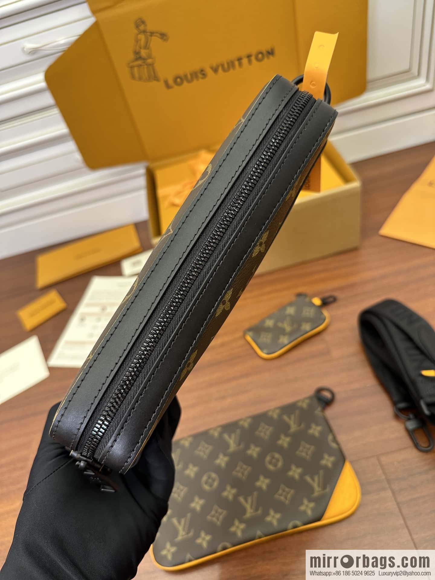 LV M46694 Trio Messenger