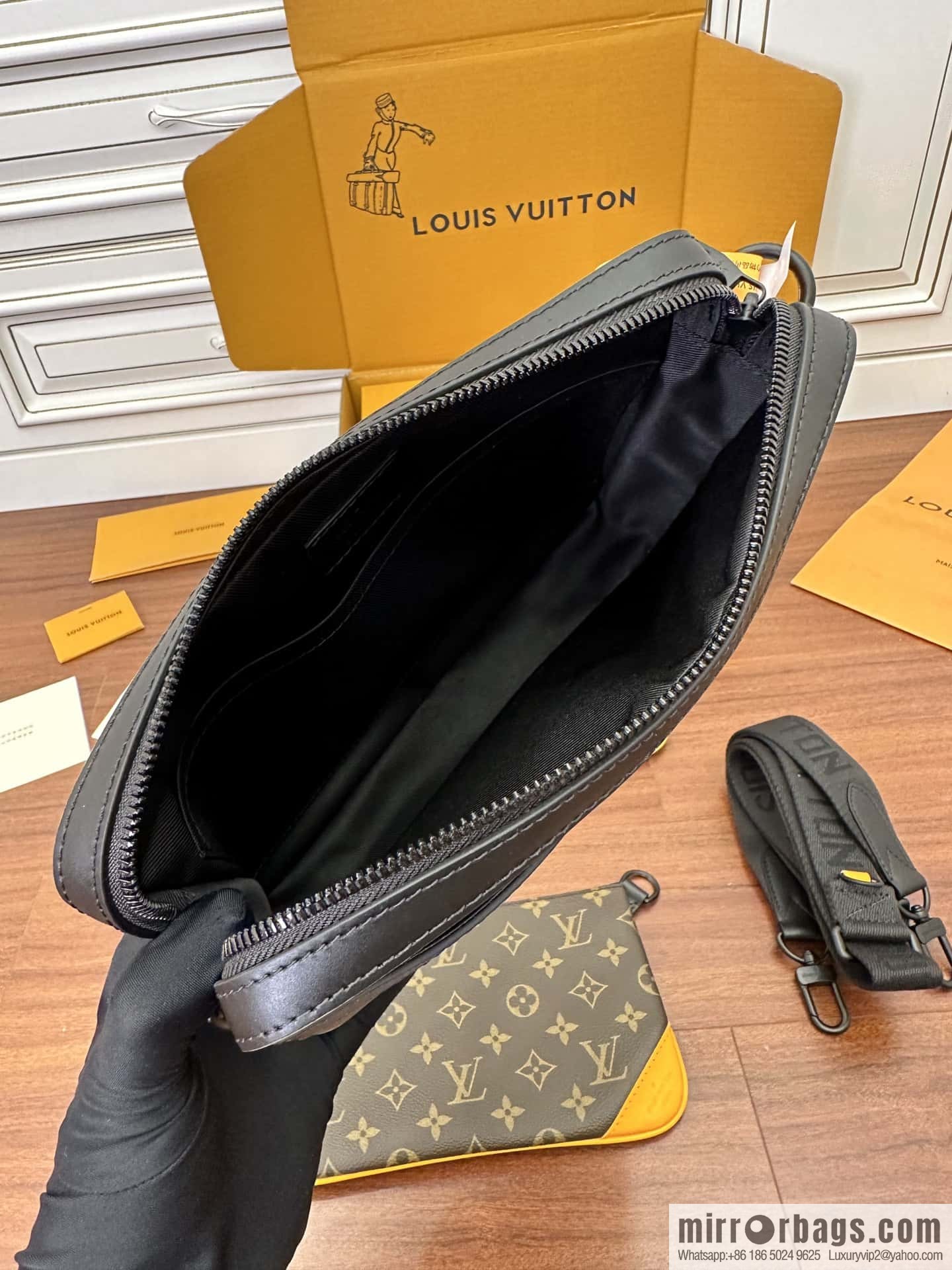 LV M46694 Trio Messenger