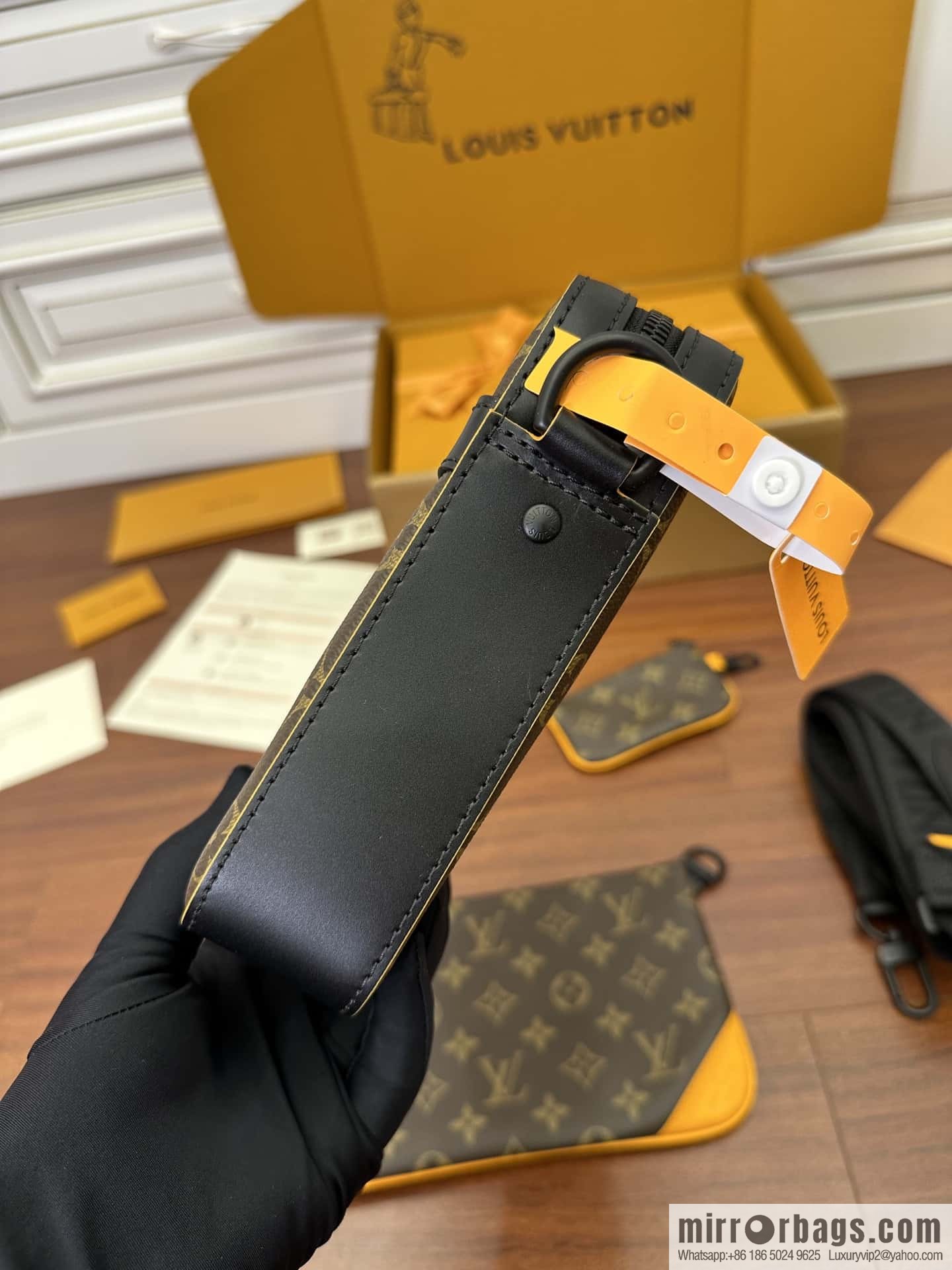 LV M46694 Trio Messenger