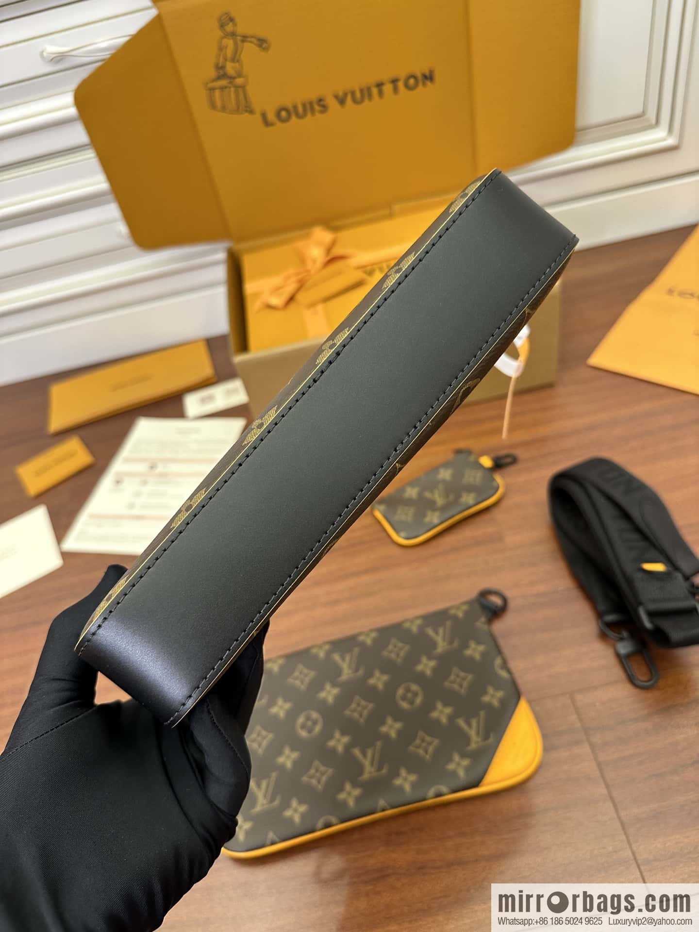 LV M46694 Trio Messenger
