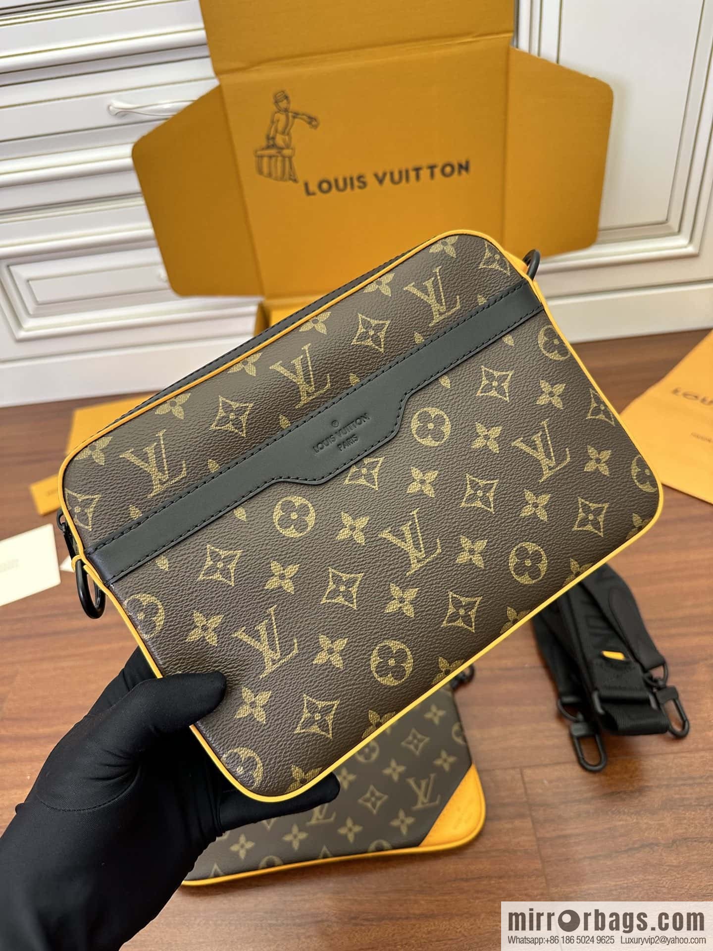 LV M46694 Trio Messenger