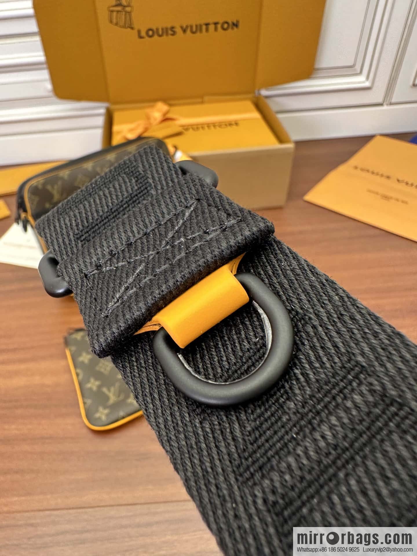 LV M46694 Trio Messenger