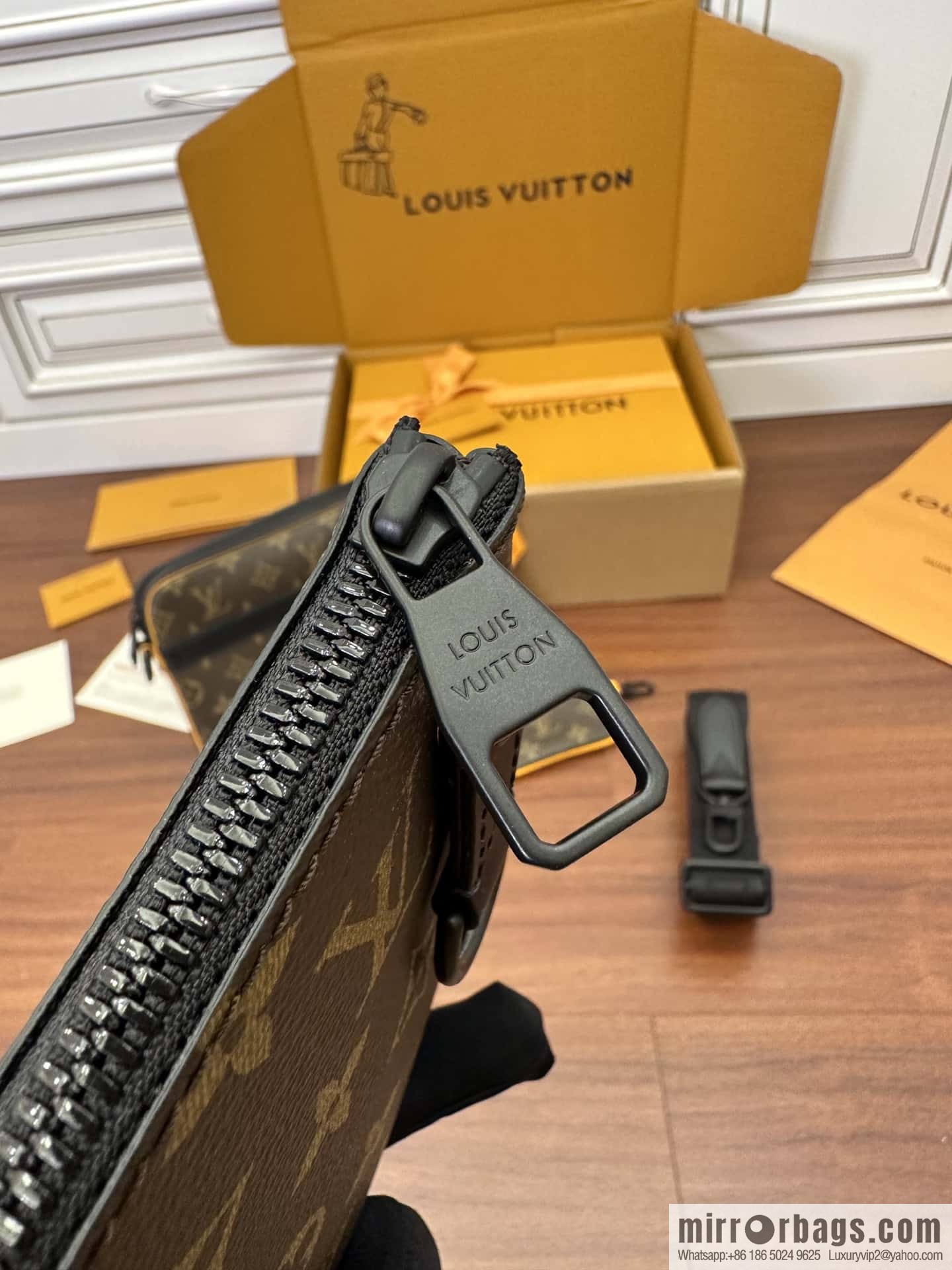 LV M46694 Trio Messenger