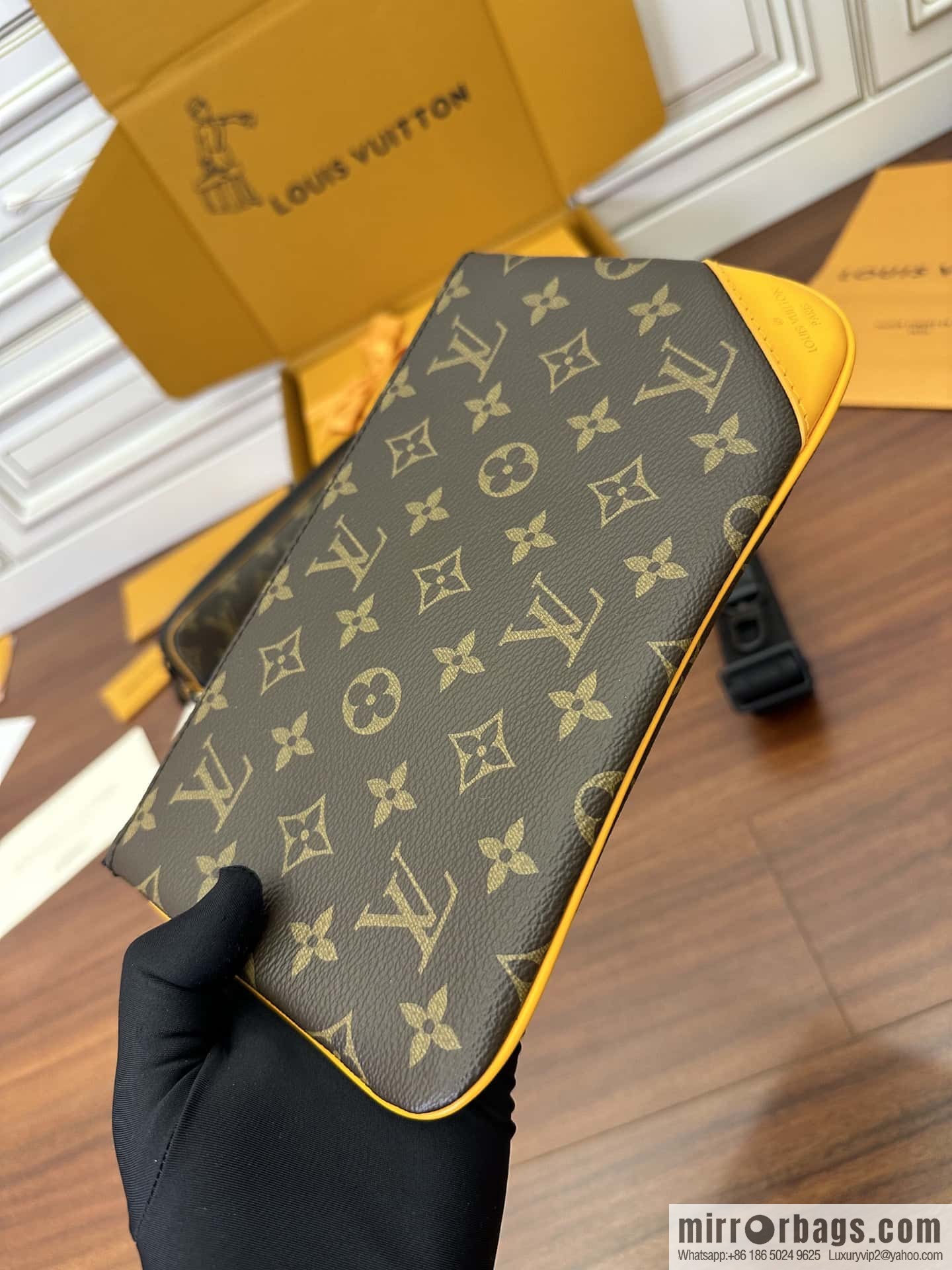 LV M46694 Trio Messenger