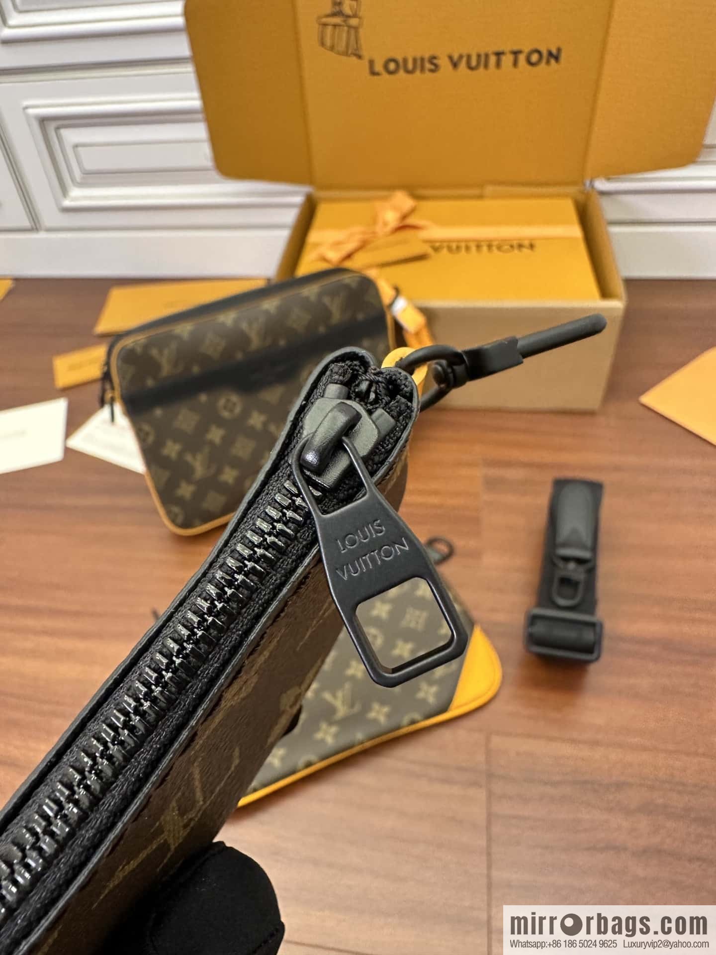 LV M46694 Trio Messenger