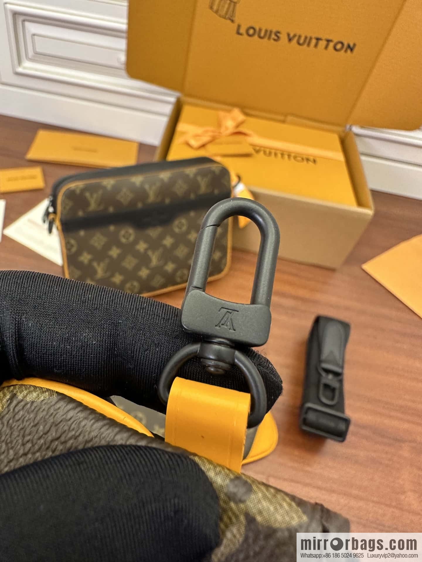 LV M46694 Trio Messenger