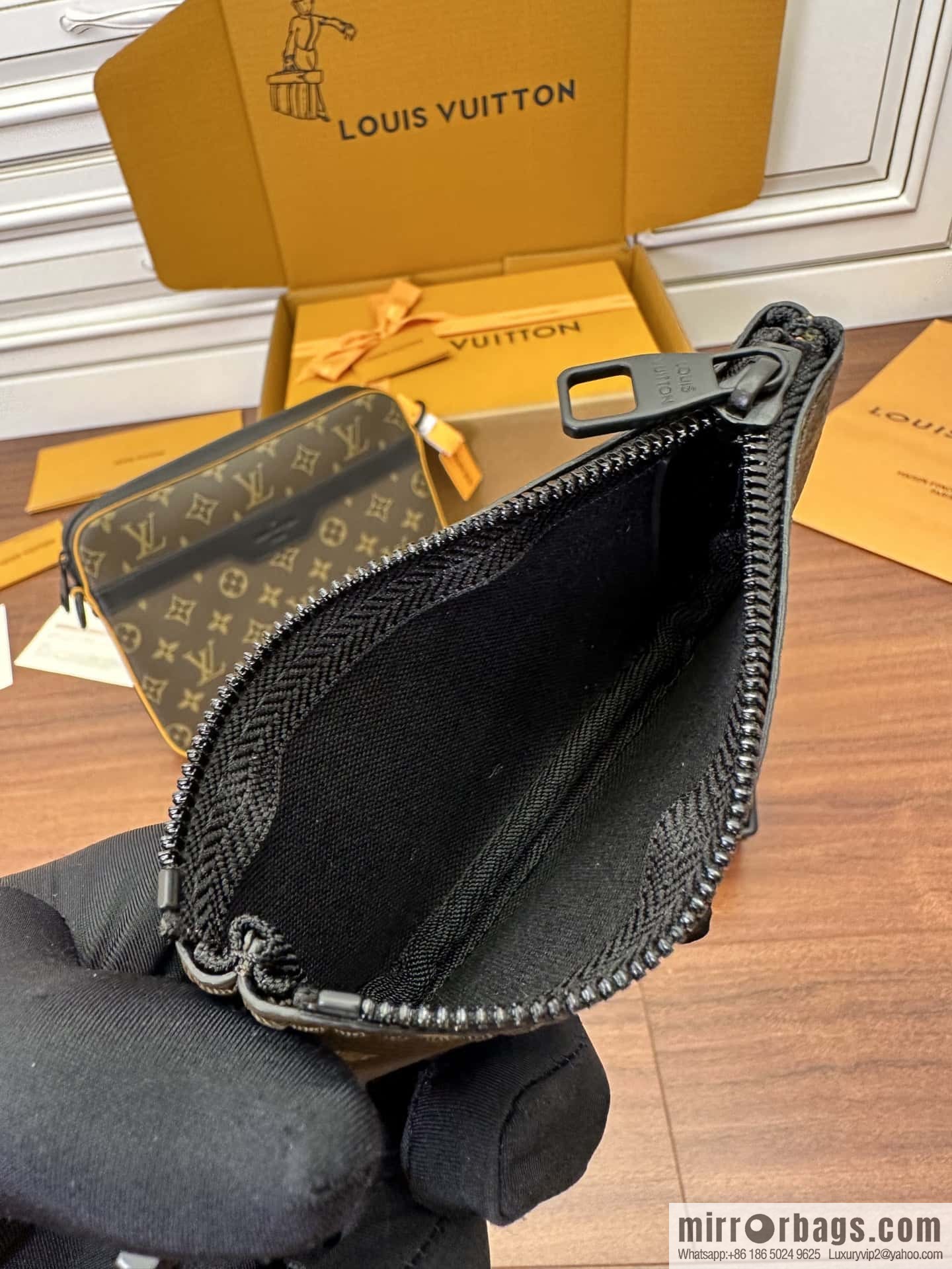 LV M46694 Trio Messenger