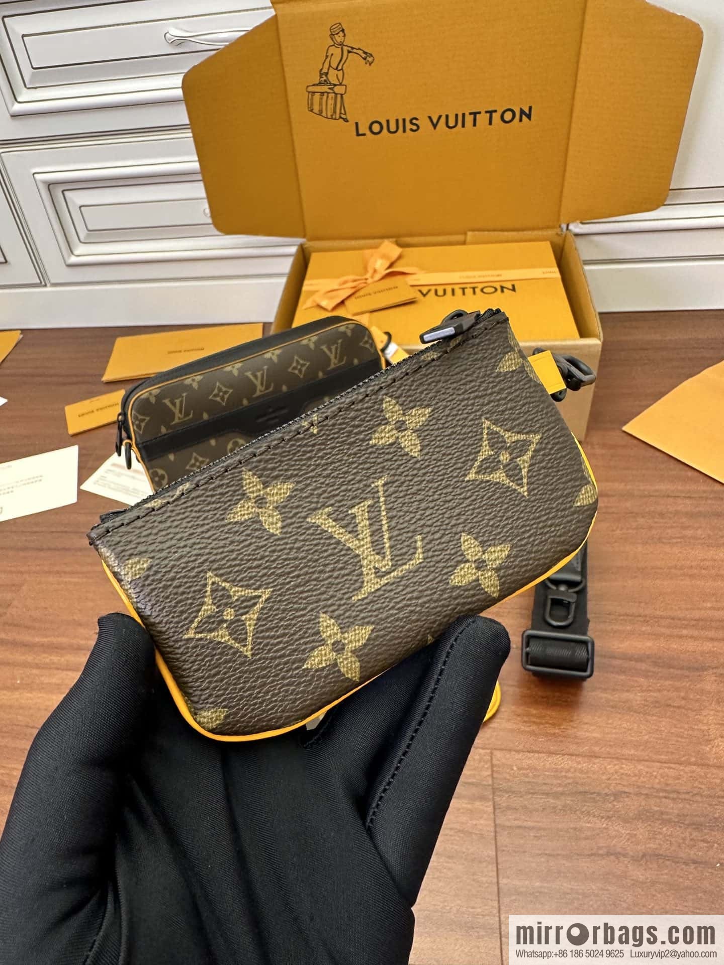LV M46694 Trio Messenger