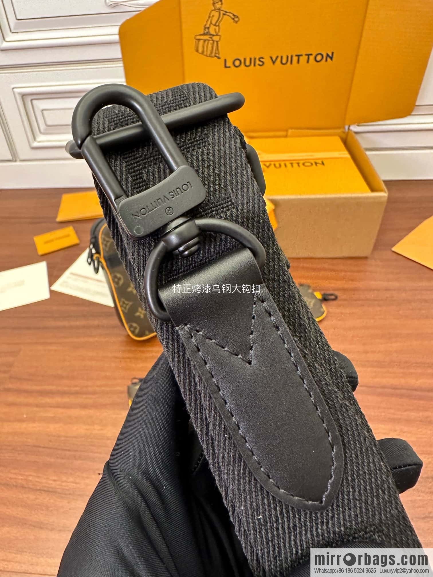 LV M46694 Trio Messenger
