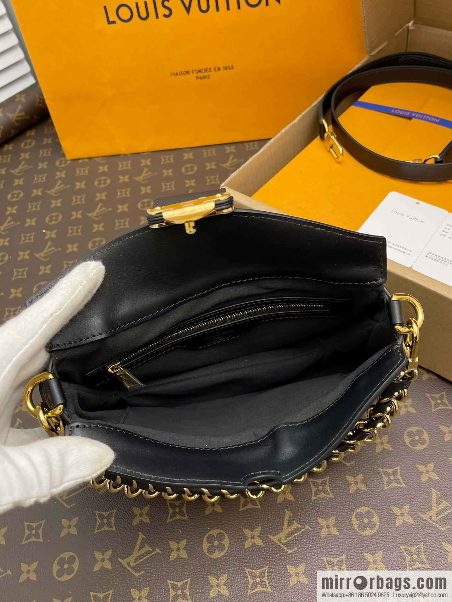 Louis Vuitton M46659 LV TWINNY handbag
