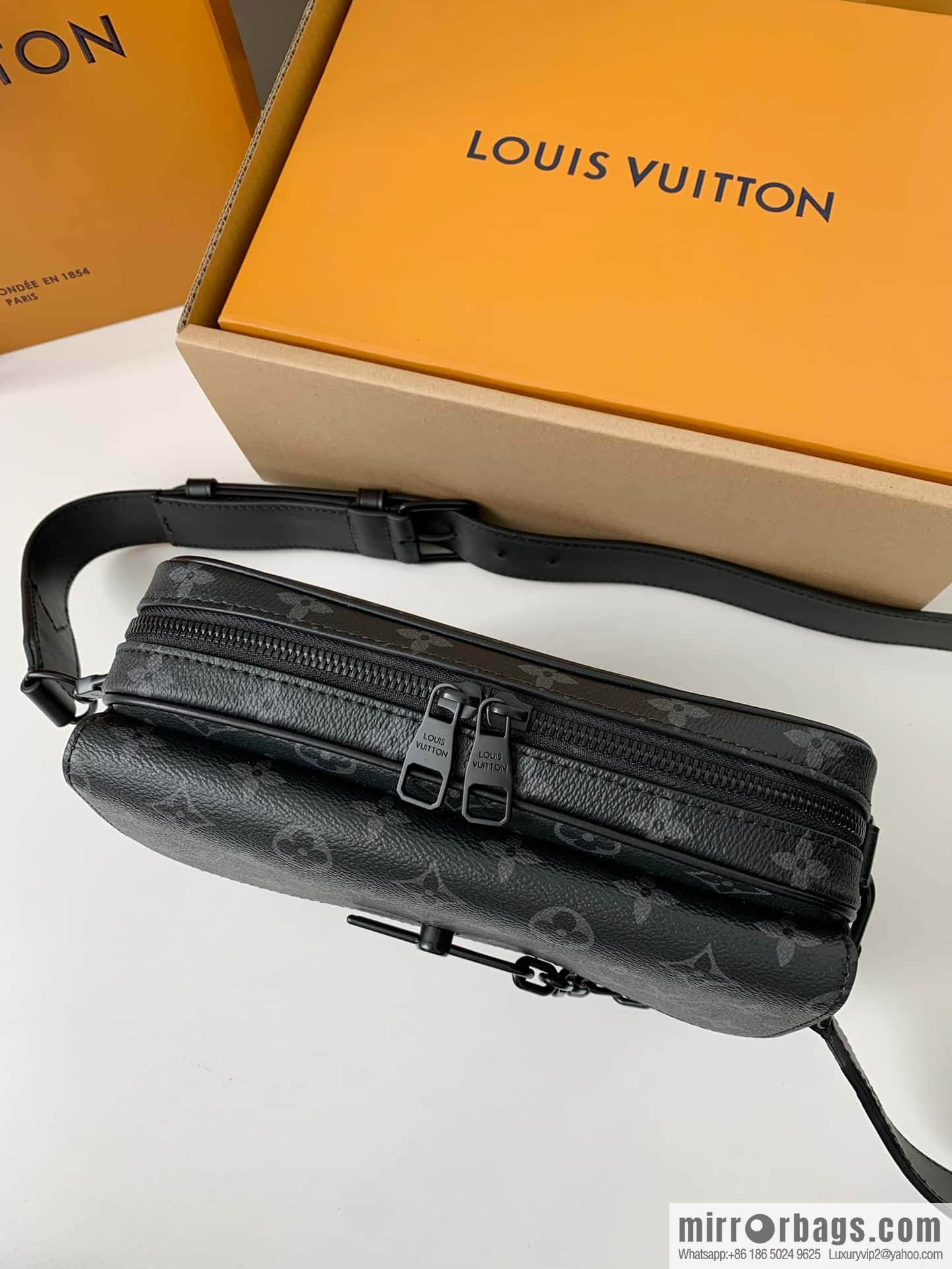 Louis Vuitton M46795 Steamer Messenger