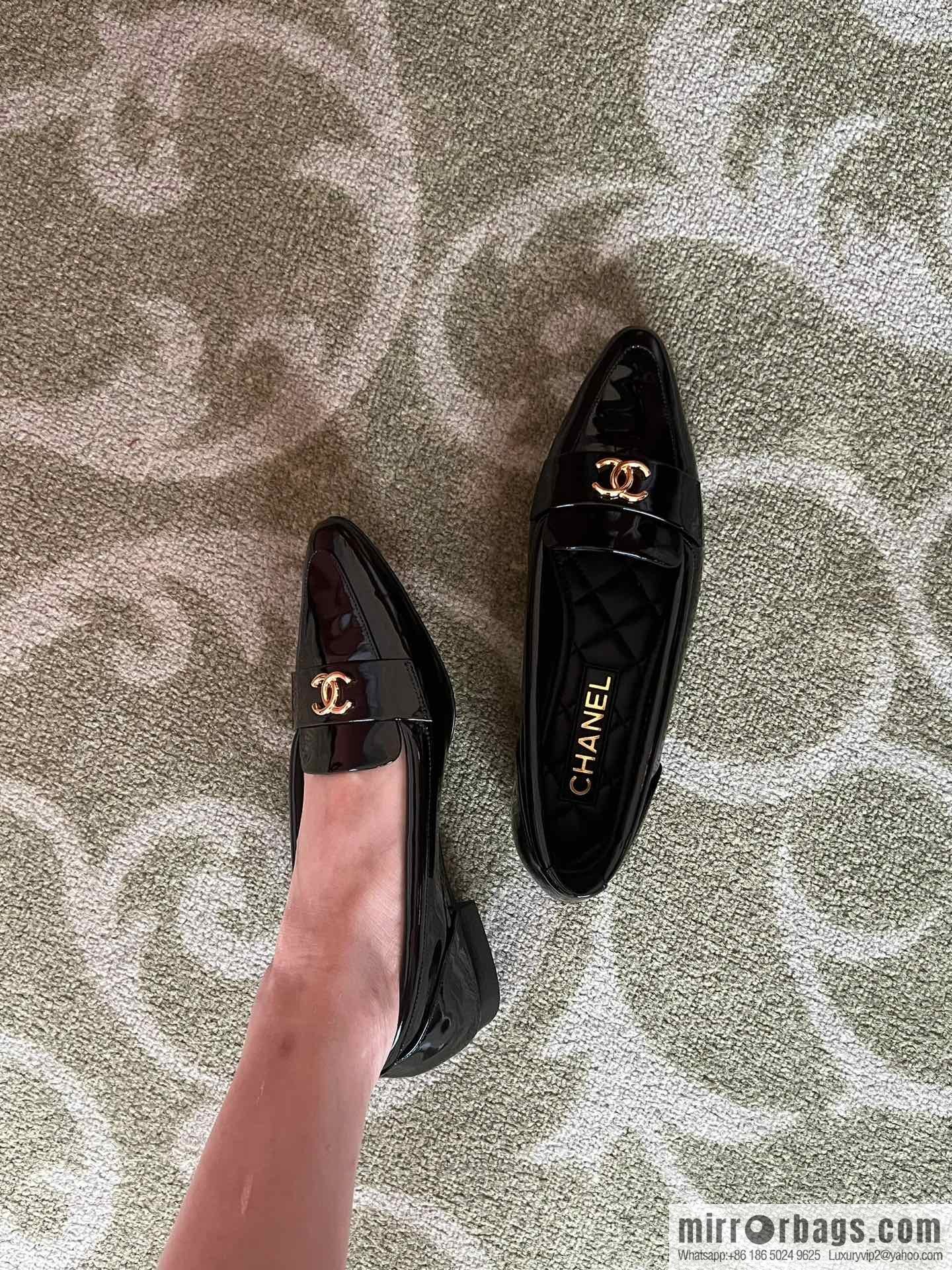 CHANEL Xiaoxiang vintage patent leather pointed loafers