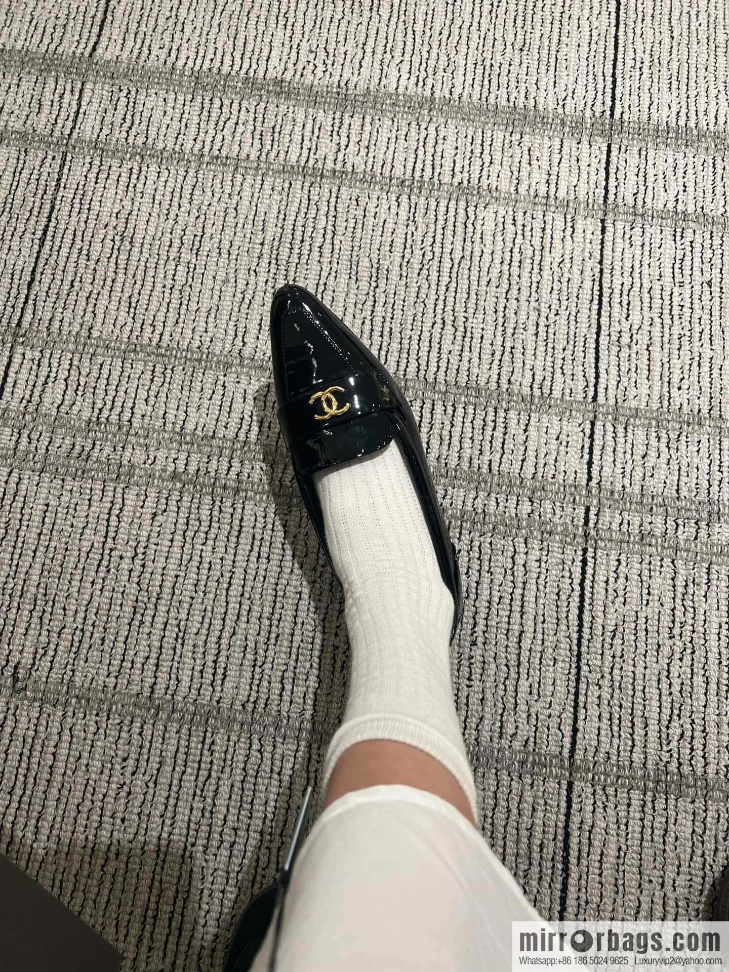 CHANEL Xiaoxiang vintage patent leather pointed loafers