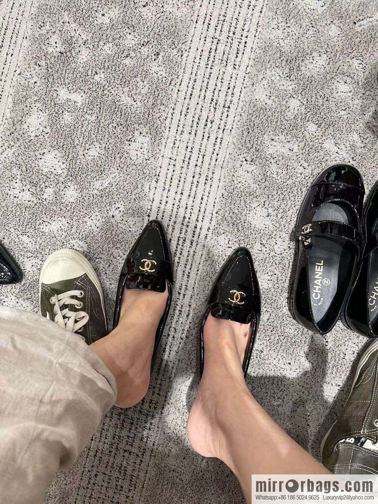CHANEL Xiaoxiang vintage patent leather pointed loafers