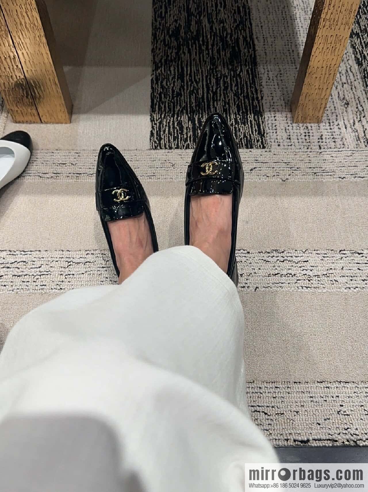 CHANEL Xiaoxiang vintage patent leather pointed loafers