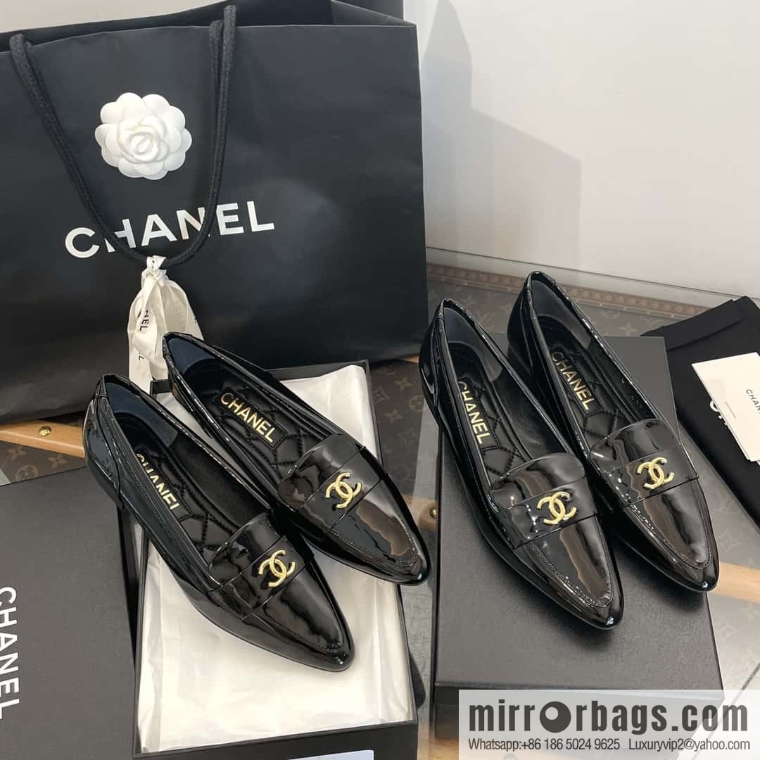 CHANEL Xiaoxiang vintage patent leather pointed loafers