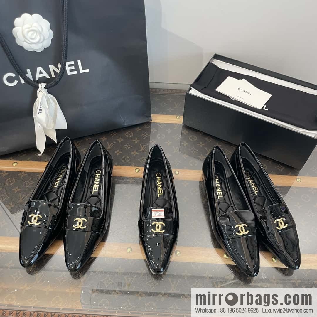 CHANEL Xiaoxiang vintage patent leather pointed loafers