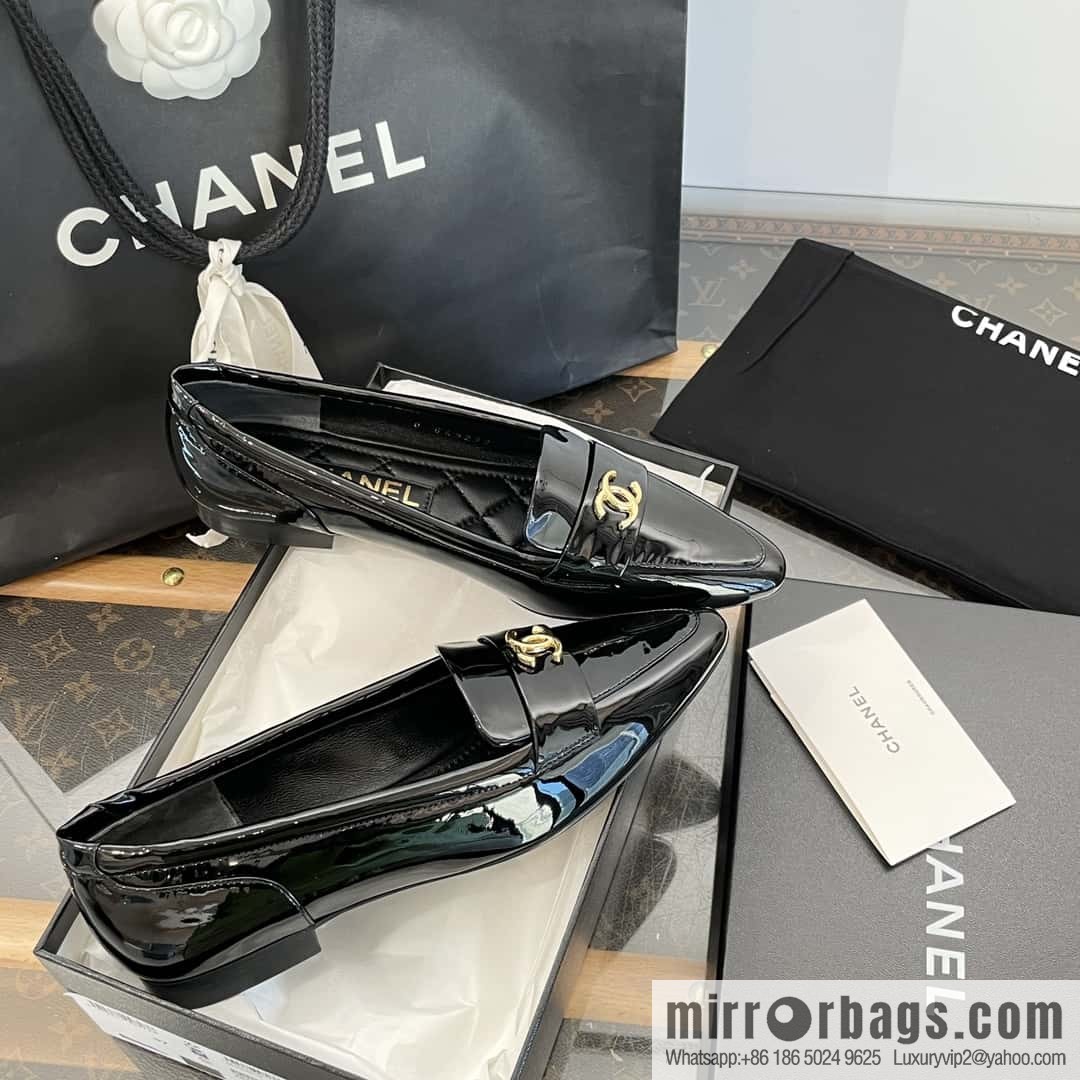 CHANEL Xiaoxiang vintage patent leather pointed loafers