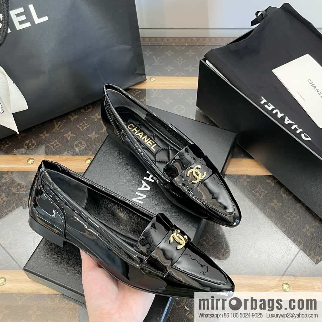 CHANEL Xiaoxiang vintage patent leather pointed loafers