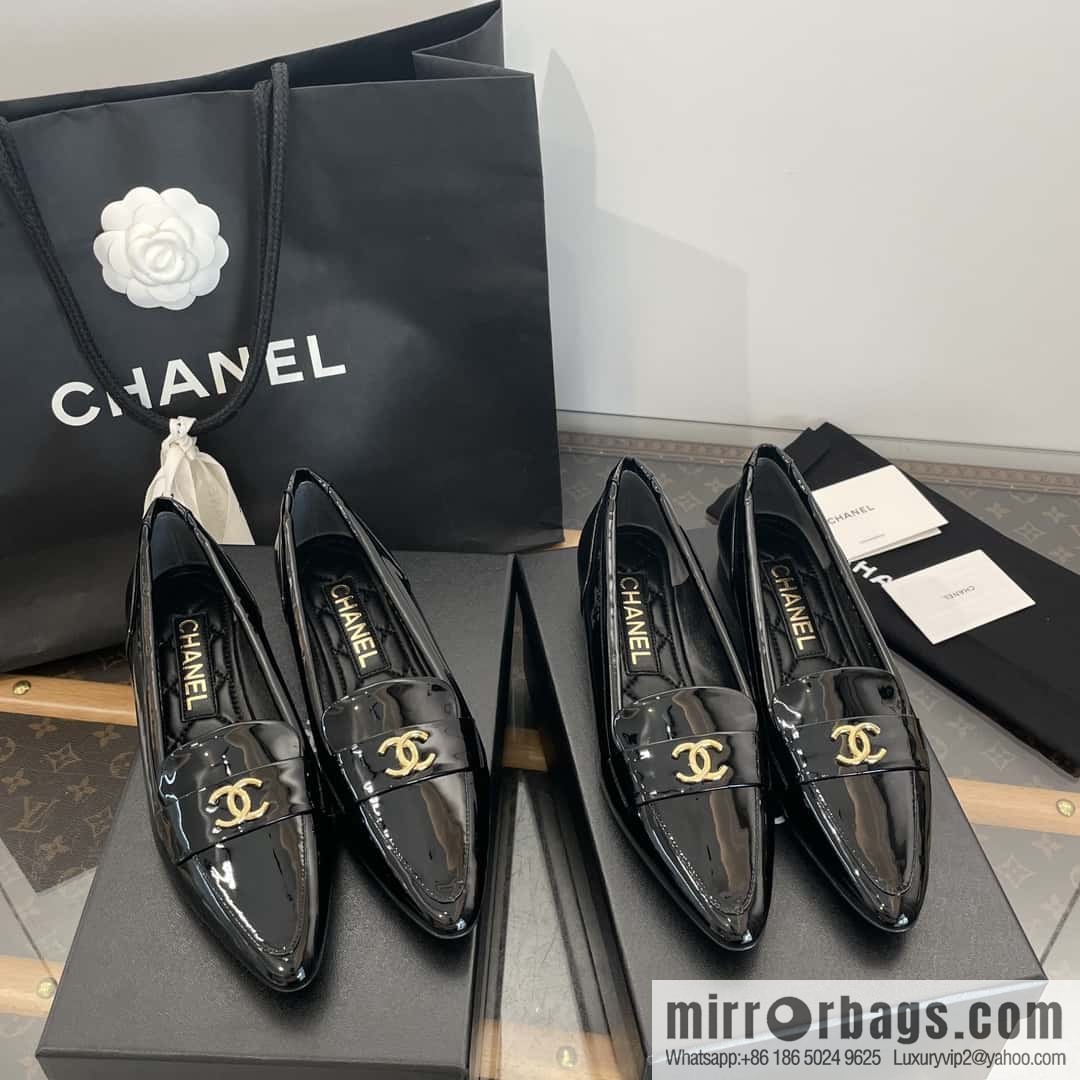 CHANEL Xiaoxiang vintage patent leather pointed loafers
