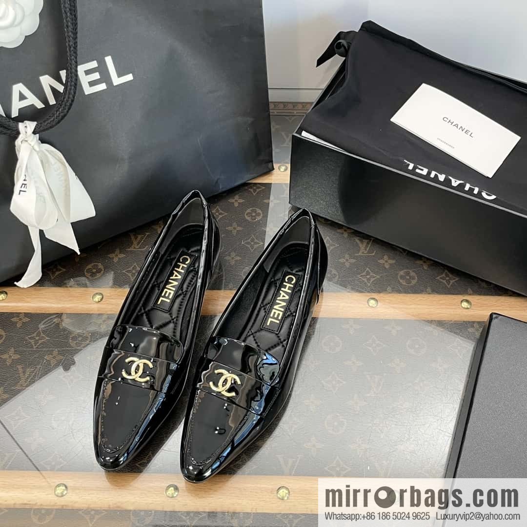 CHANEL Xiaoxiang vintage patent leather pointed loafers