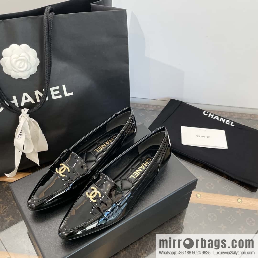 CHANEL Xiaoxiang vintage patent leather pointed loafers