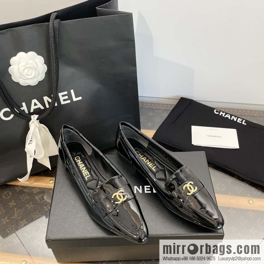 CHANEL Xiaoxiang vintage patent leather pointed loafers