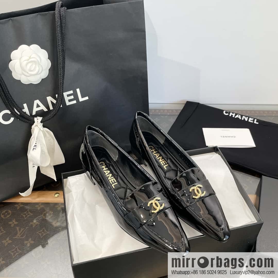 CHANEL Xiaoxiang vintage patent leather pointed loafers