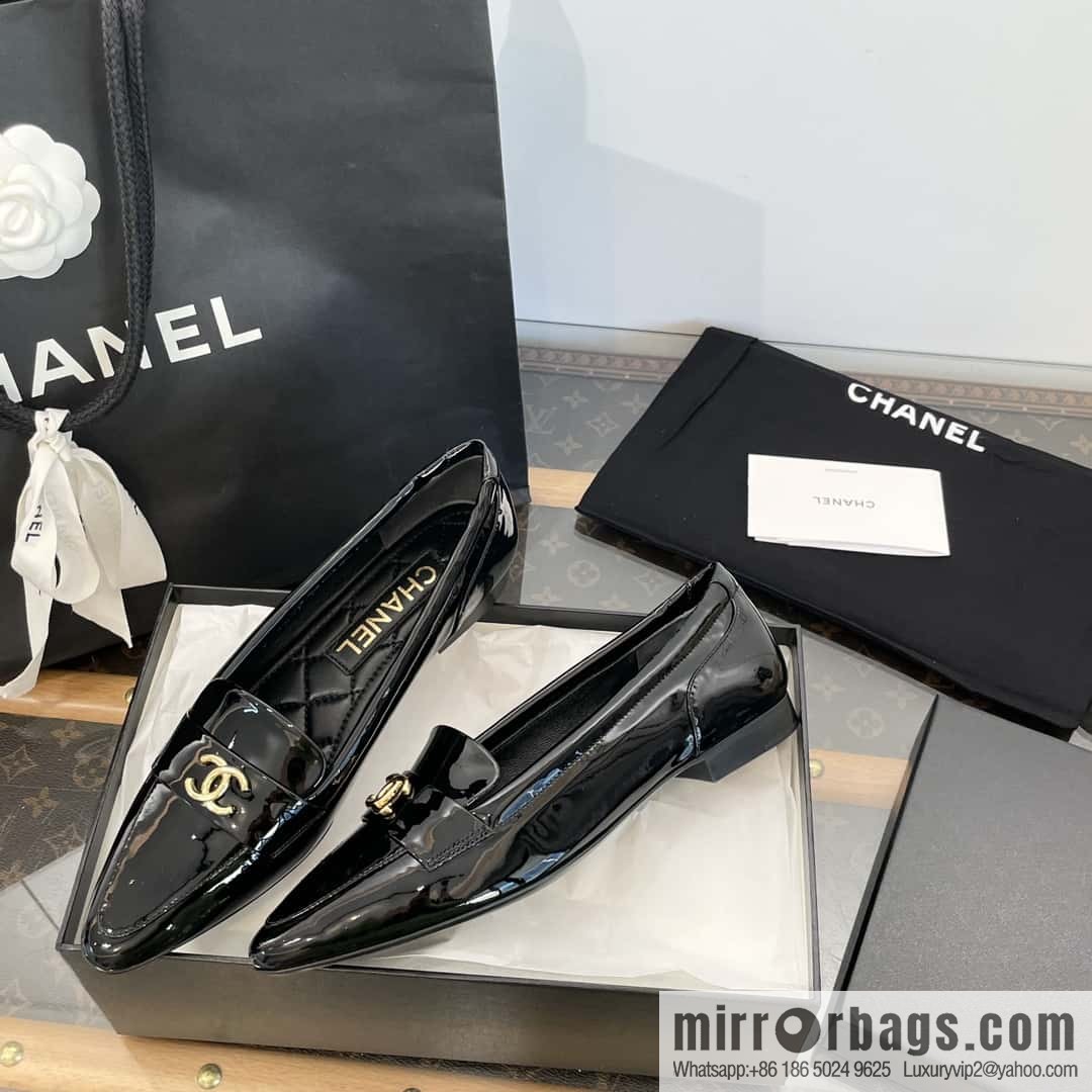CHANEL Xiaoxiang vintage patent leather pointed loafers