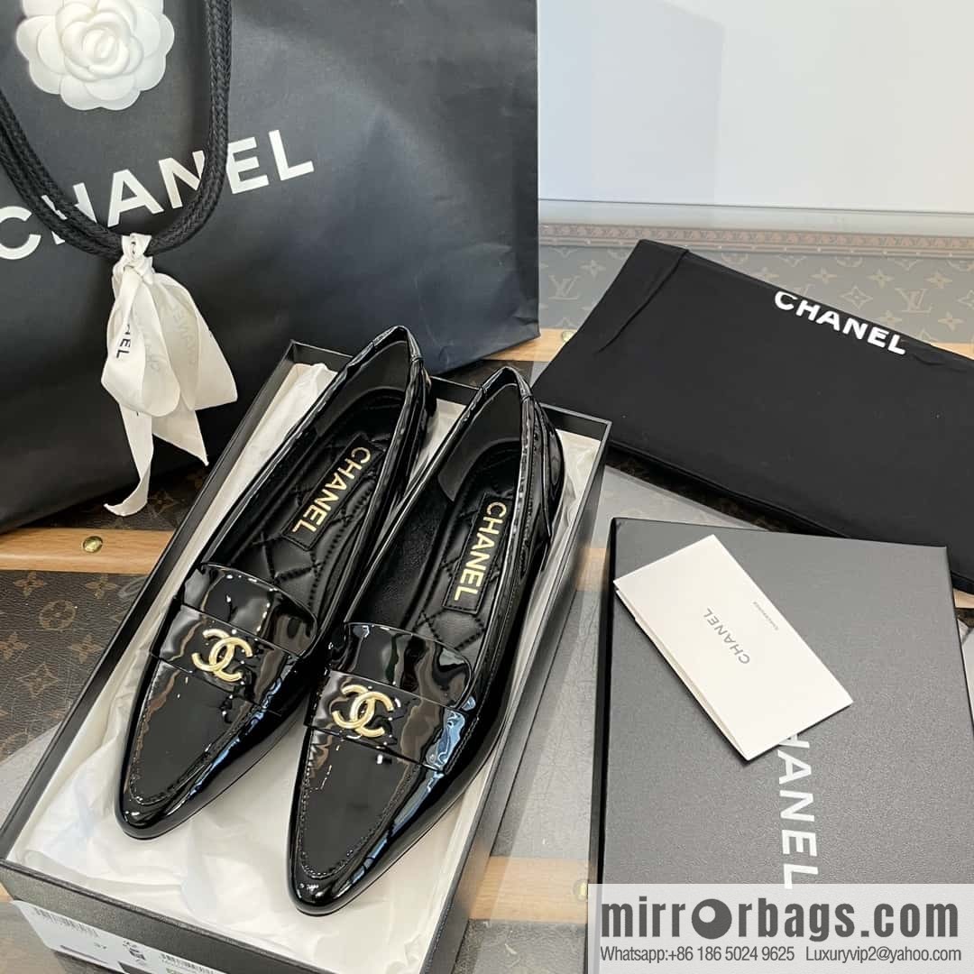CHANEL Xiaoxiang vintage patent leather pointed loafers