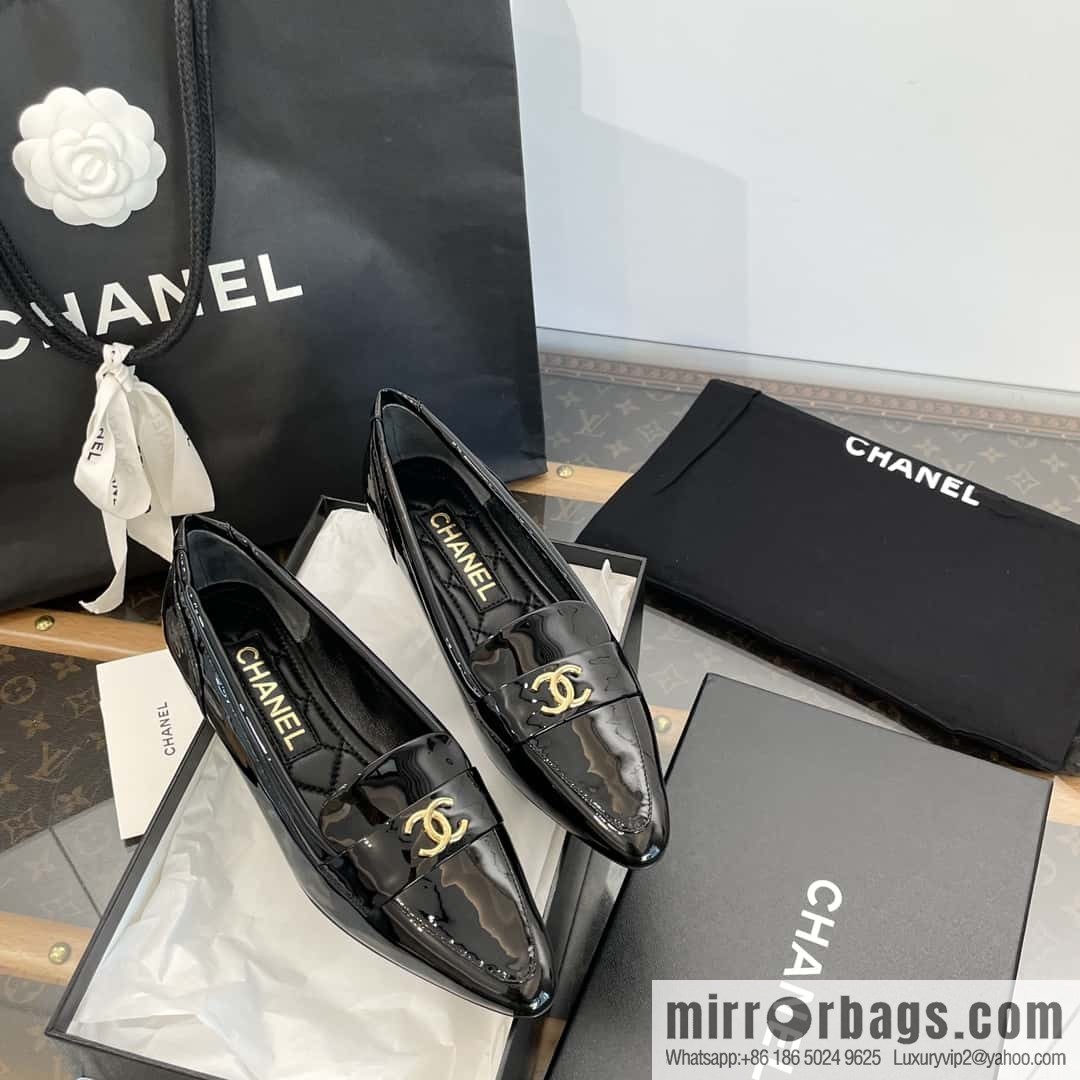 CHANEL Xiaoxiang vintage patent leather pointed loafers