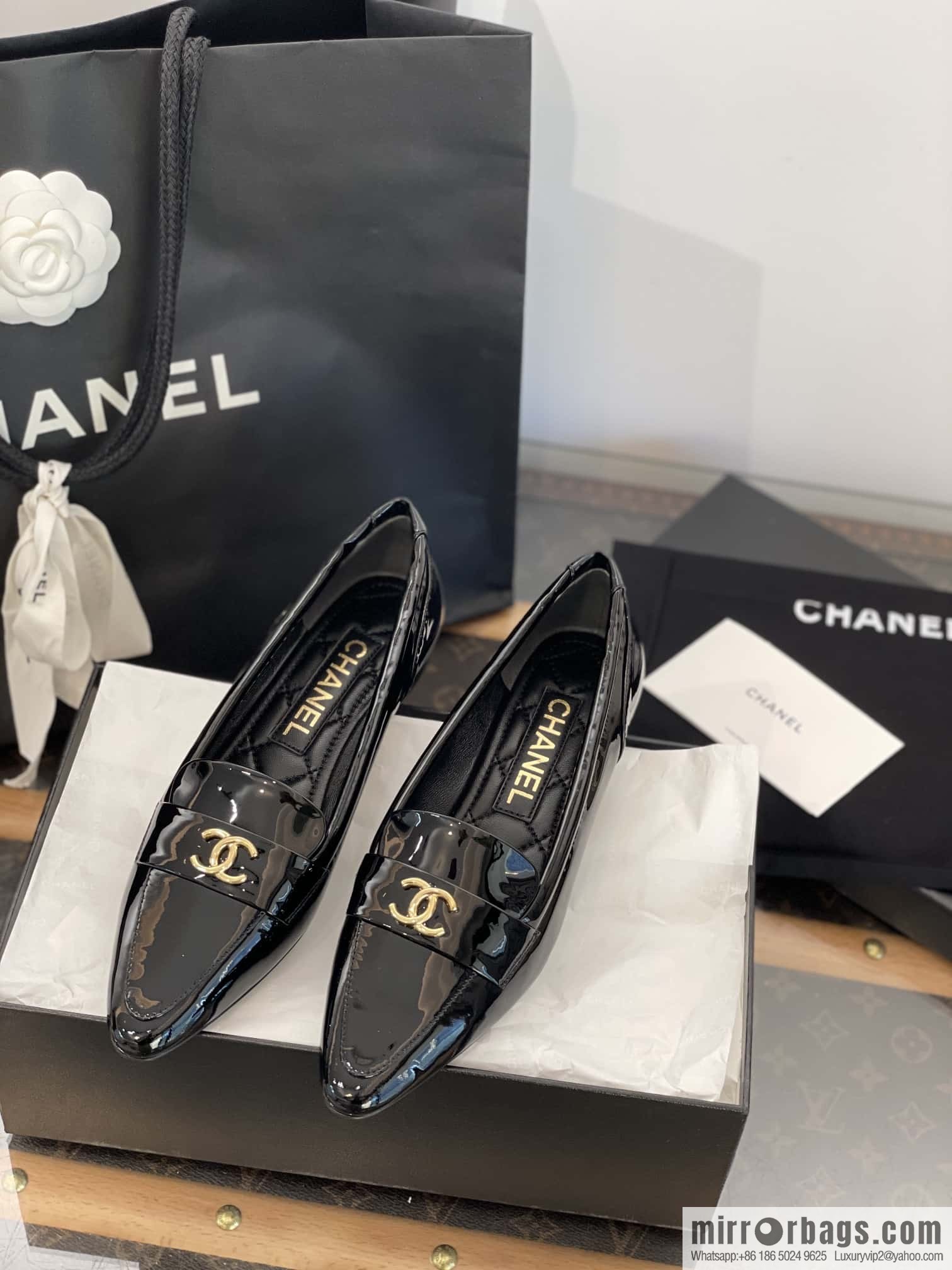 CHANEL Xiaoxiang vintage patent leather pointed loafers