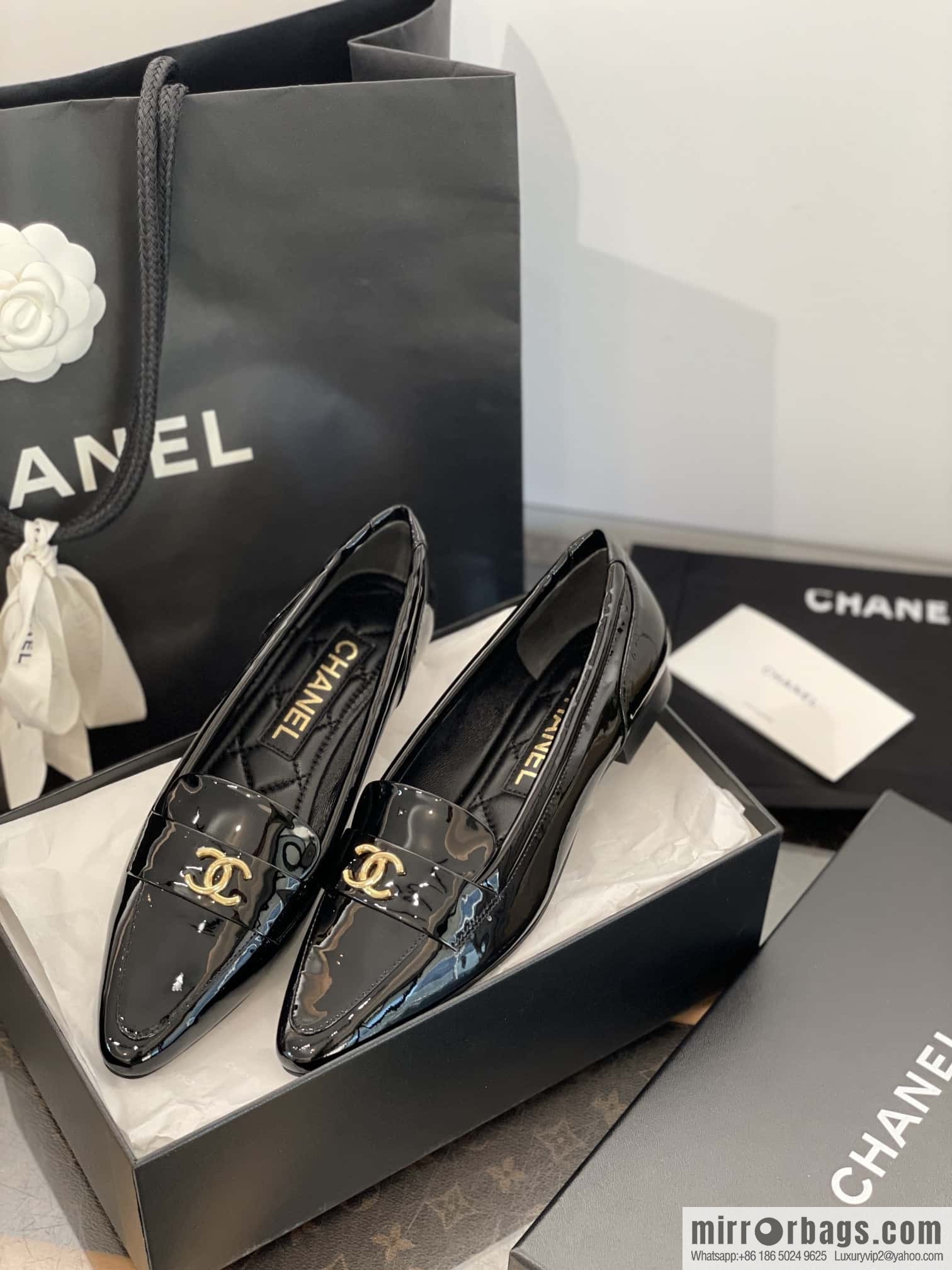 CHANEL Xiaoxiang vintage patent leather pointed loafers