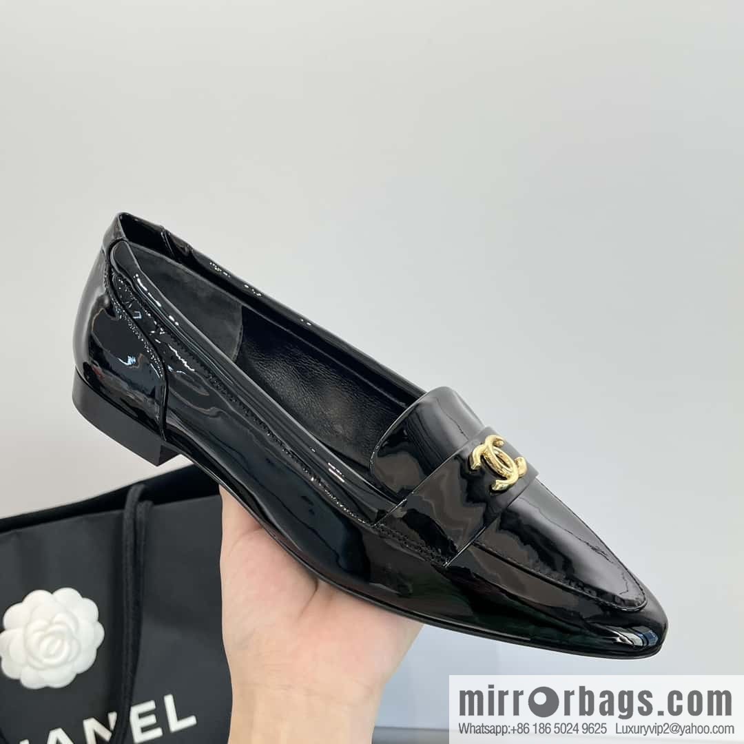 CHANEL Xiaoxiang vintage patent leather pointed loafers