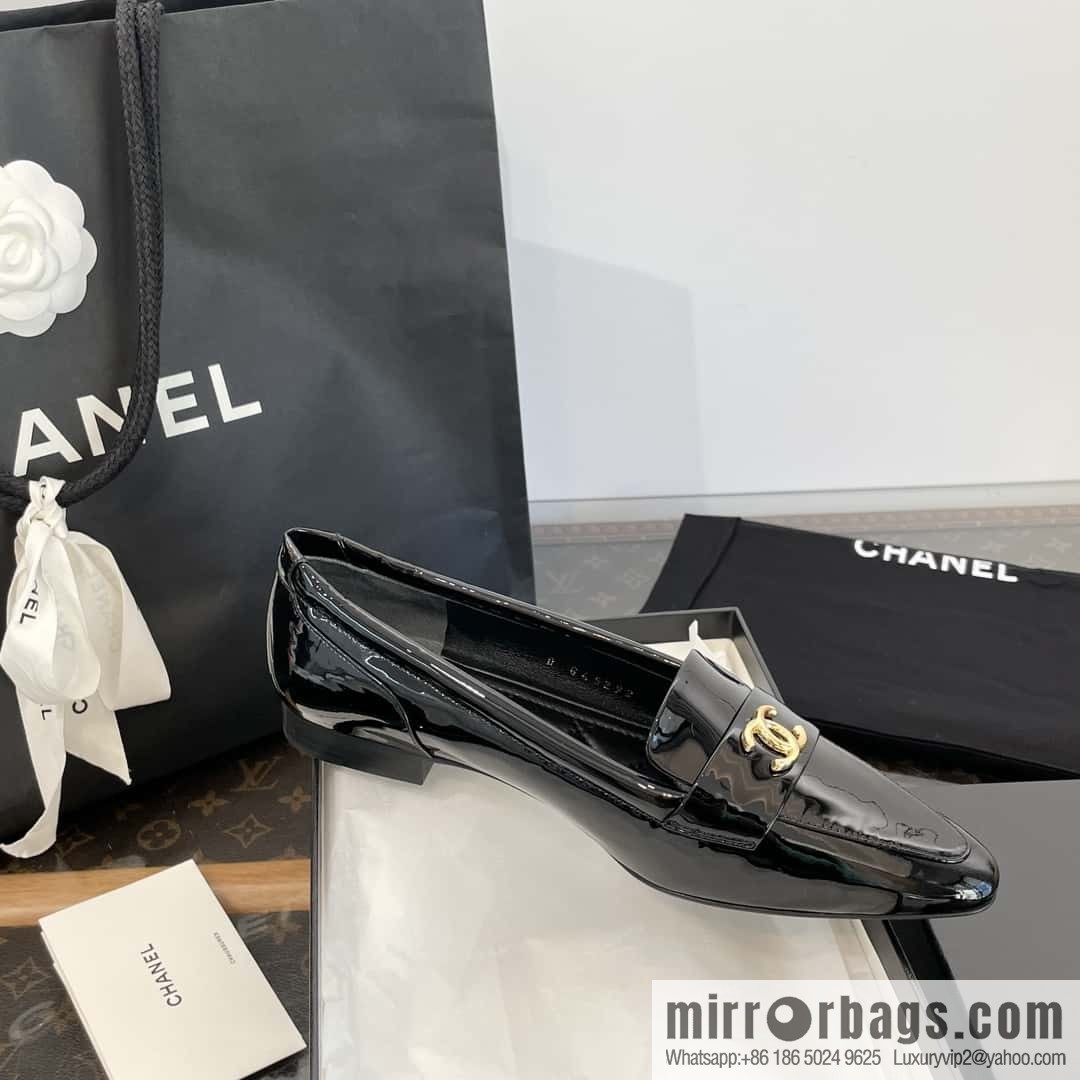 CHANEL Xiaoxiang vintage patent leather pointed loafers