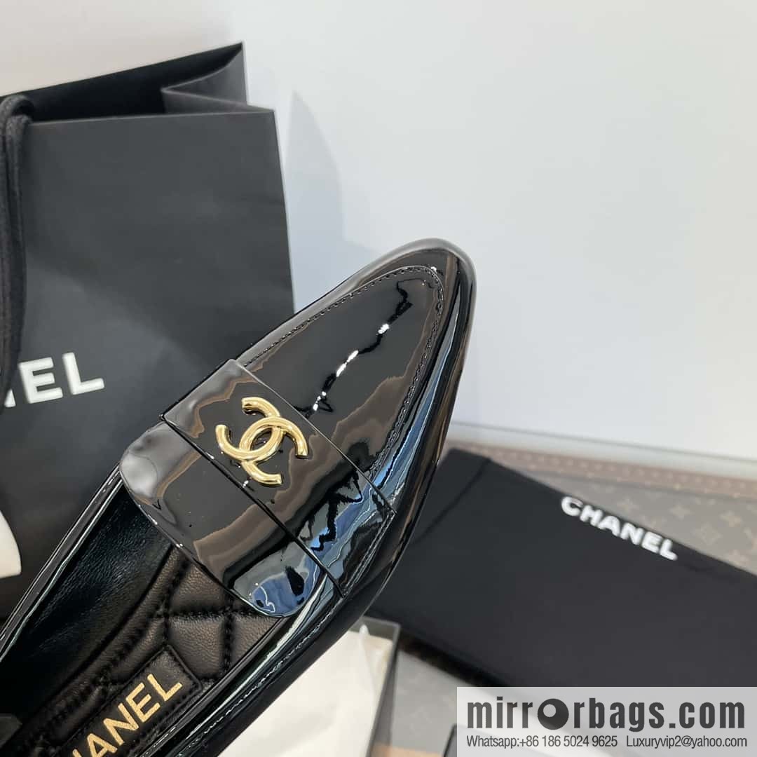 CHANEL Xiaoxiang vintage patent leather pointed loafers