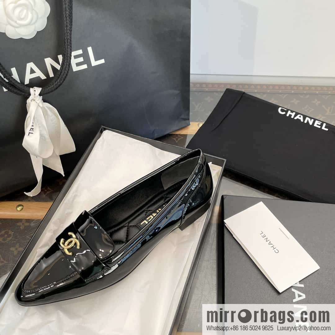 CHANEL Xiaoxiang vintage patent leather pointed loafers