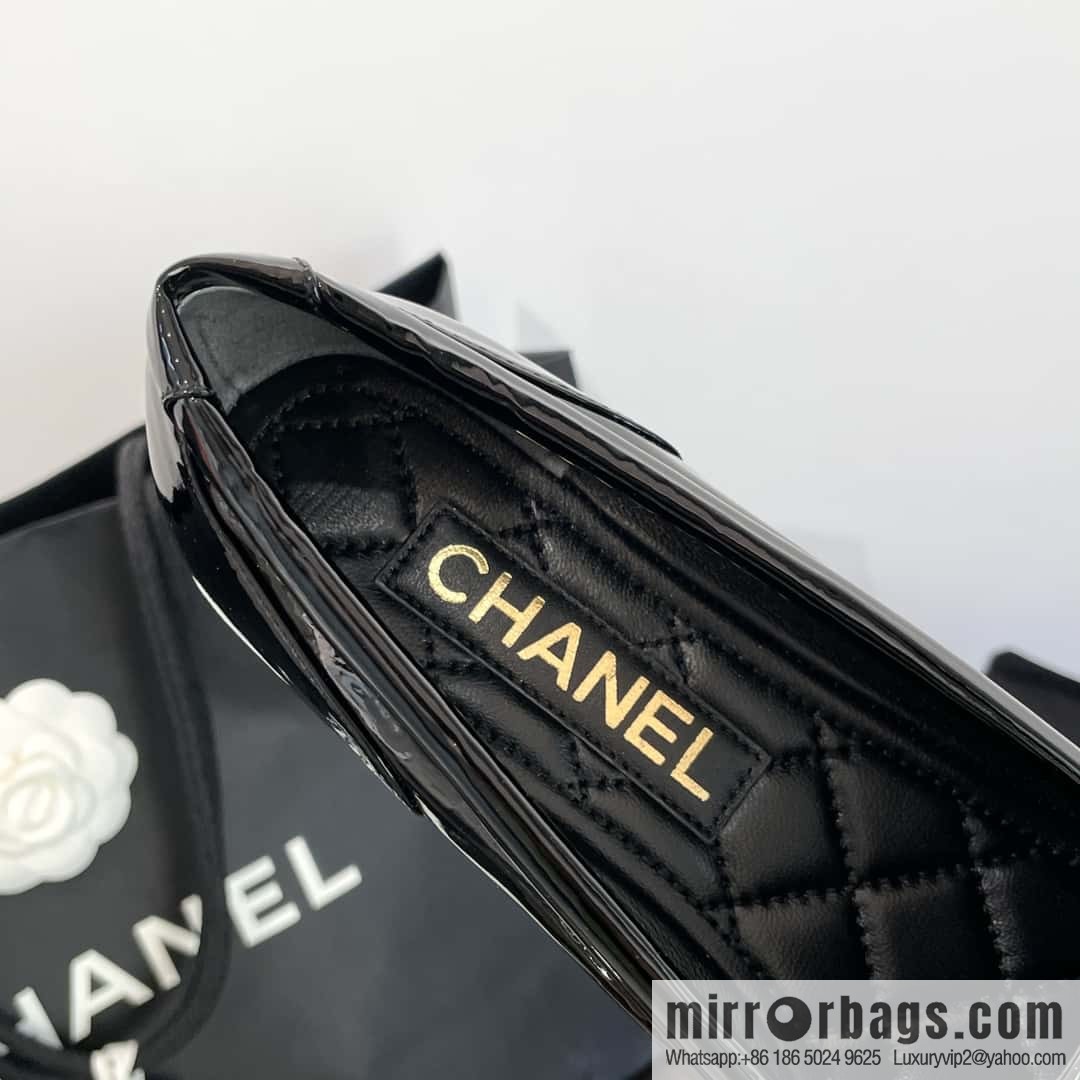 CHANEL Xiaoxiang vintage patent leather pointed loafers