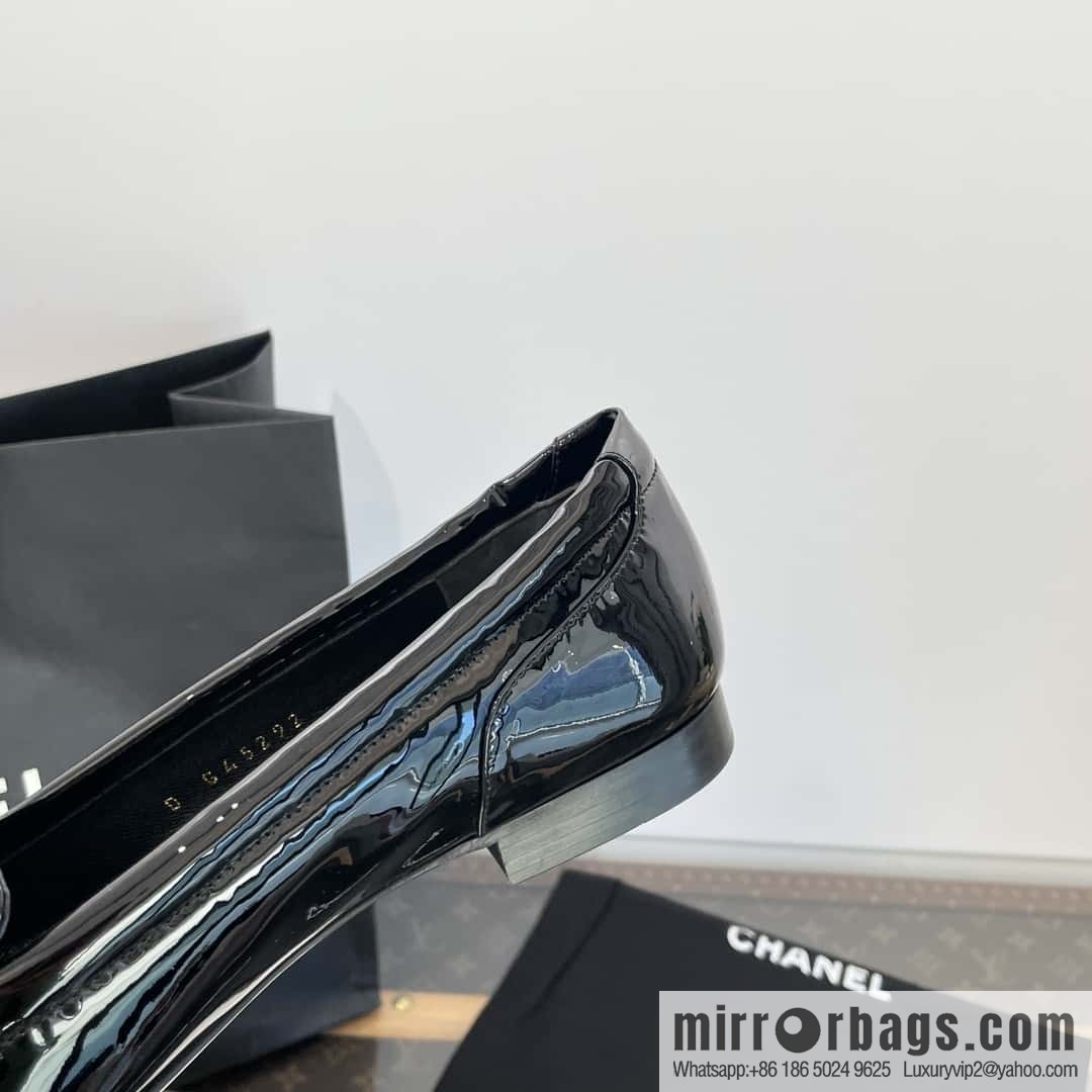 CHANEL Xiaoxiang vintage patent leather pointed loafers