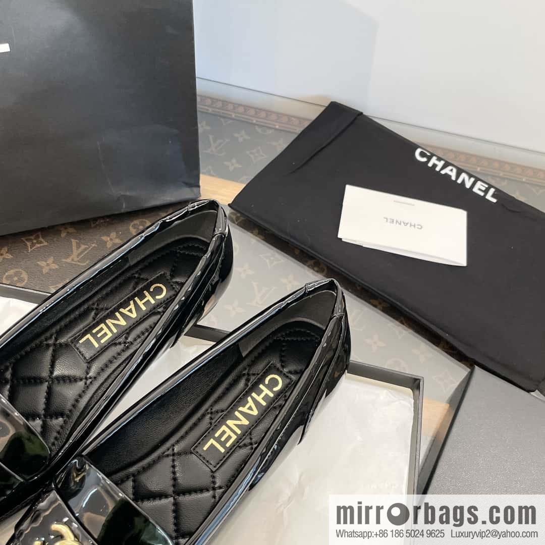 CHANEL Xiaoxiang vintage patent leather pointed loafers
