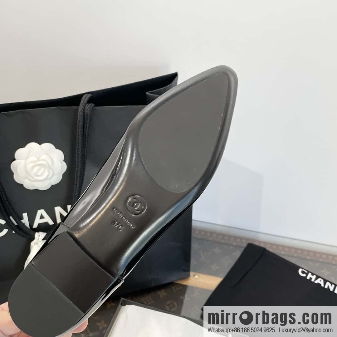 CHANEL Xiaoxiang vintage patent leather pointed loafers