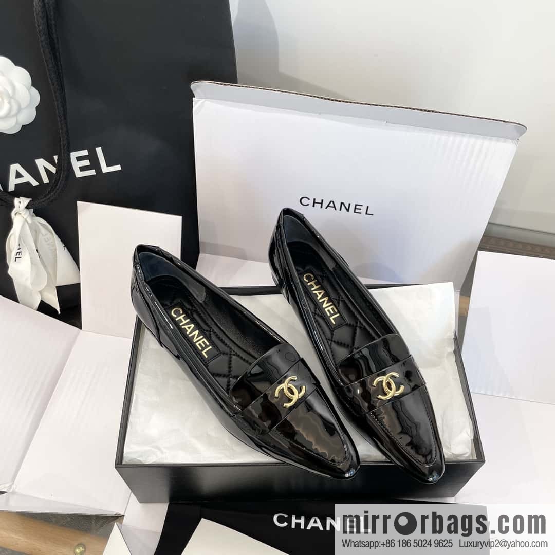 CHANEL Xiaoxiang vintage patent leather pointed loafers