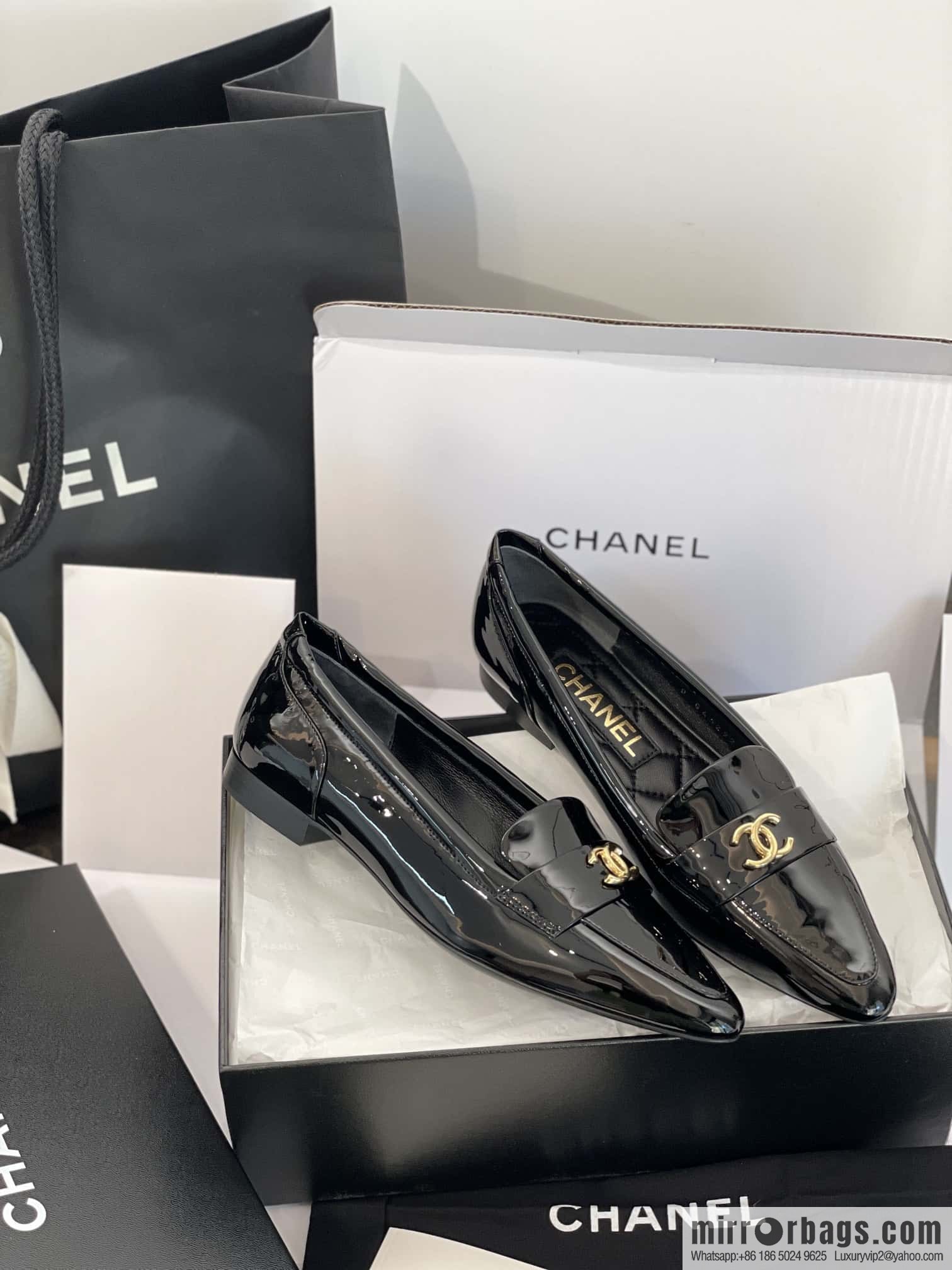 CHANEL Xiaoxiang vintage patent leather pointed loafers