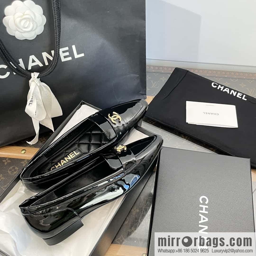 CHANEL Xiaoxiang vintage patent leather pointed loafers