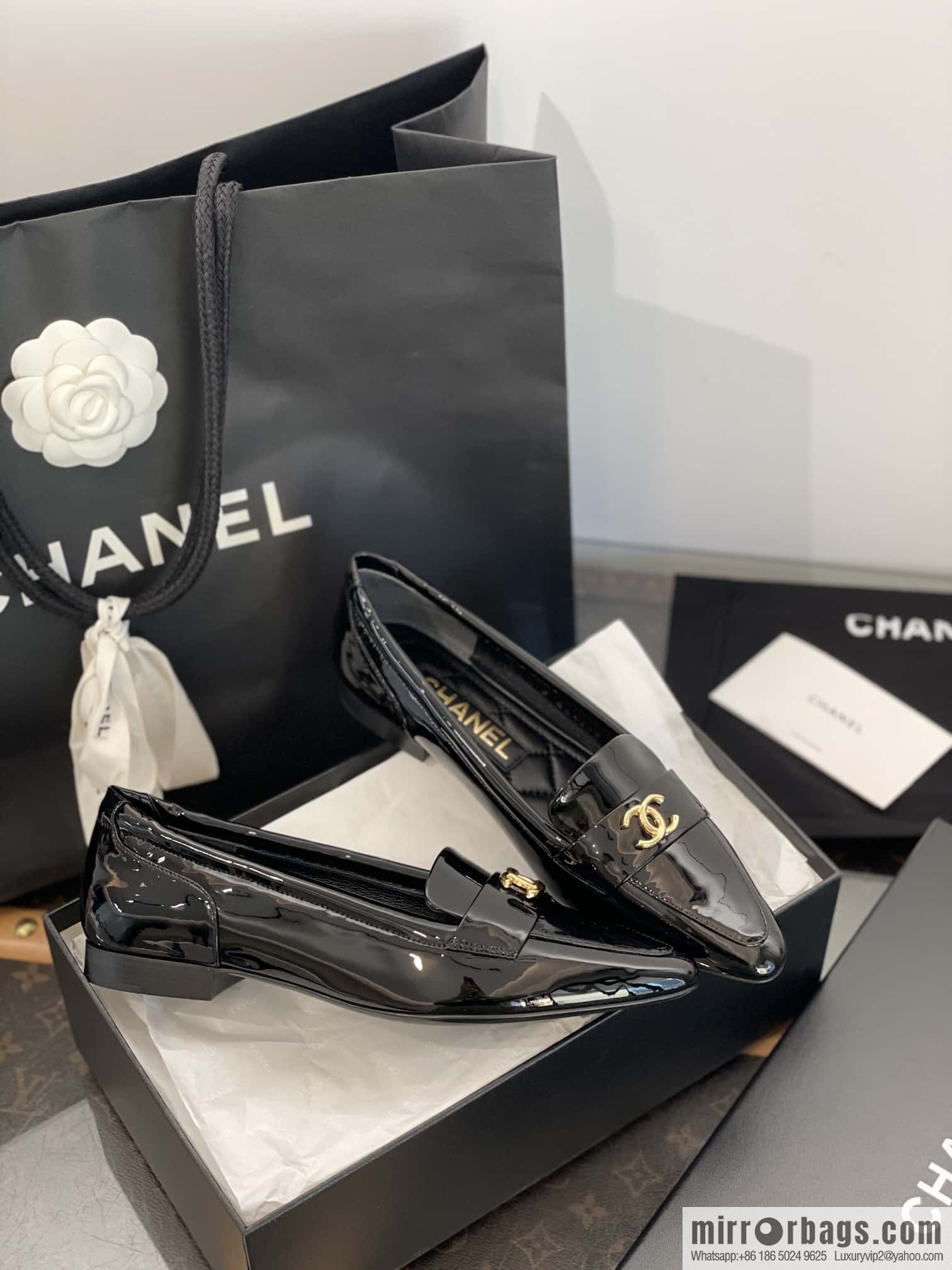 CHANEL Xiaoxiang vintage patent leather pointed loafers